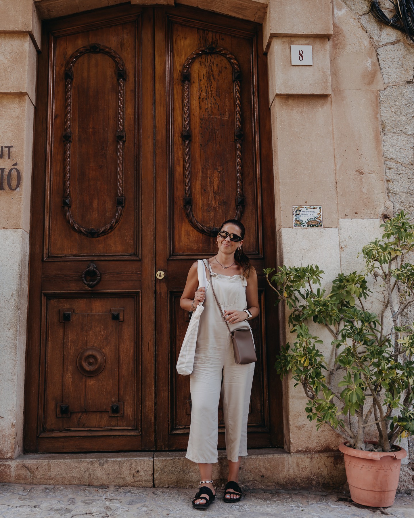 A kdo že stojí za značkou Moon Touch?
Holka z Moravy, kterou naplňuje propojení přírody, cestování a fantazie. Věřím, že design může být víc než jen krásný obrázek – může vyprávět příběh, probouzet emoce a přinášet klid. A právě to se snažím vkládat do každého kousku, který vzniká v mé tvorbě. ✨🌙
Podložky Moon Touch nejsou jen praktické věci – každá nese svůj vlastní příběh, trochu fantazie a kousek tajemství. Ráda bych, aby se stala vaším místem, kde se zastaví čas, kde můžete zpomalit, ponořit se do sebe a najít rovnováhu. 🧘🏻♀️
Moon Touch je pro mě víc než značka – je to symbol toho, co mě denně motivuje a inspiruje. Dotek slunce, který mi dodává energii a sílu, a měsíce, který mi ukazuje klid, inspiraci a tajemství.
Každý design je tak malým propojením těchto protikladů – síly a jemnosti, světla a ticha – a mou touhou je, aby tento dotek našel i vás a přinesl vám radost, pohodu a harmonii.
S láskou,
Andy ♡