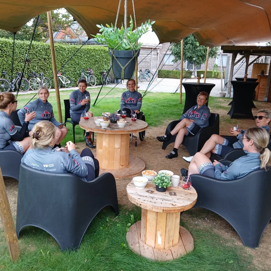 Gisteren hadden we onze seizoensfinale met de dames van @fat_loenhout_
Gezelligheid troef!
Dankjewel voor jullie enthousiasme 🤩
Toppers met het hart op de juiste plaats, de drijvende krachten achter Ladies on the road 💪👊👍
Wij duiken het crossseizoen in en gaan alvast aan de slag met de voorbereidingen voor 2026, een zomer vol www.cyclingeventskalmthout.be!
Boek nu je persoonlijk event op maat voor 2026!
Wij kijken er al naar uit 😎
#cyclingeventskalmthout
#cyclingevents
#kalmthoutseheide
#Kalmthout
#cycling