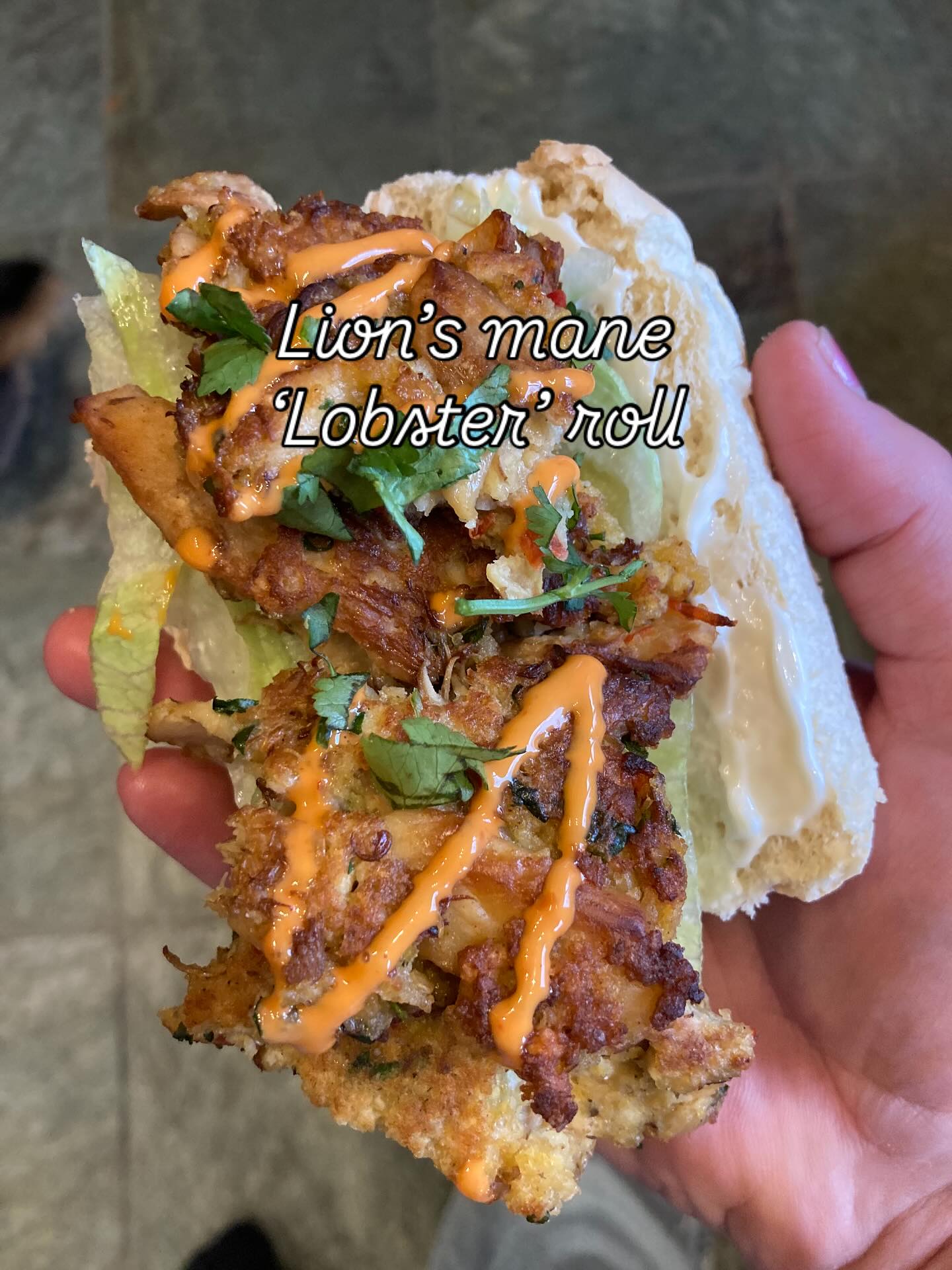 Oooooh yeah!! 🙌
Introducing the incredible… lion’s mane lobster roll!! This fungus is delicious, flakes like crab meat and tastes like lobster! It is illegal to pick (Countryside Act 1981)- this one was grown locally by a lovely lady called Sharon, which she sells at the Trevelyan farm shop in Rosudgen.
Lion’s mane (Hericium erinaceum) is an attractive, white shaggy mushroom, and its extracts have been shown to potentially reduce symptoms of memory loss, as well as prevent neuronal damage.
This was a share-worthy sandwich (or not as it was too delicious to share!). Pan fried shredded lion’s mane mushroom, combined with ginger, garlic, egg and panko, with a crisp salad and drizzled with sriracha mayo… I’d put it in the top 10 best street food list!
#lobsterroll #vegetarian #lionsmane #fungi #ediblemushrooms #sandwich #streetfood #cornwall #playwithfood #forager #mushroom