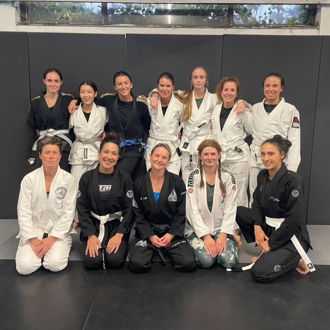 Women's Only Brazilian Jiu Jitsu class 6pm to 7pm every Thursday at Centre Line HQ in Worthing with Black belt coach @jeninhobjj . Let us know if you'd like to come down & give it a go. Your first class is free!
#mauriciogomeslegacy #centrelinejiujitsu #centrelinebjj #worthingmartialarts #worthingactivities #womensbjj