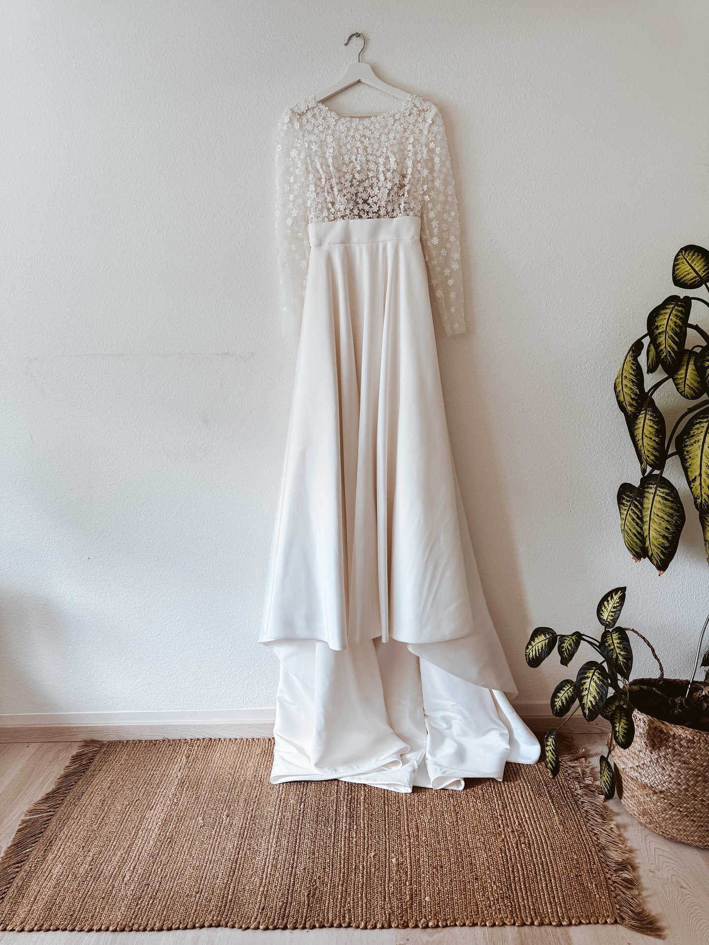 Kleid Bao Yen 🤍
Grösse 38, 172cm mit Schuhabsatz
Wunderschöne A-Linie, welche minimalistische Eleganz mit romantischer Finesse verbindet. Das Oberteil aus Illusionstüll ist mit dreidimensionalen Blüten-Applikationen bestickt, die sich über die langen Ärmel ziehen. Im Kontrast dazu steht der Rock aus fliessendem, luxuriösem Satin. Die klare Silhouette fällt majestätisch und wird am Rücken durch eine durchgehende Knopfleiste betont, die das Kleid modern und unvergesslich macht.
ready to love me? 🤍 danke Bao Yen 👰🏻♀️🤍