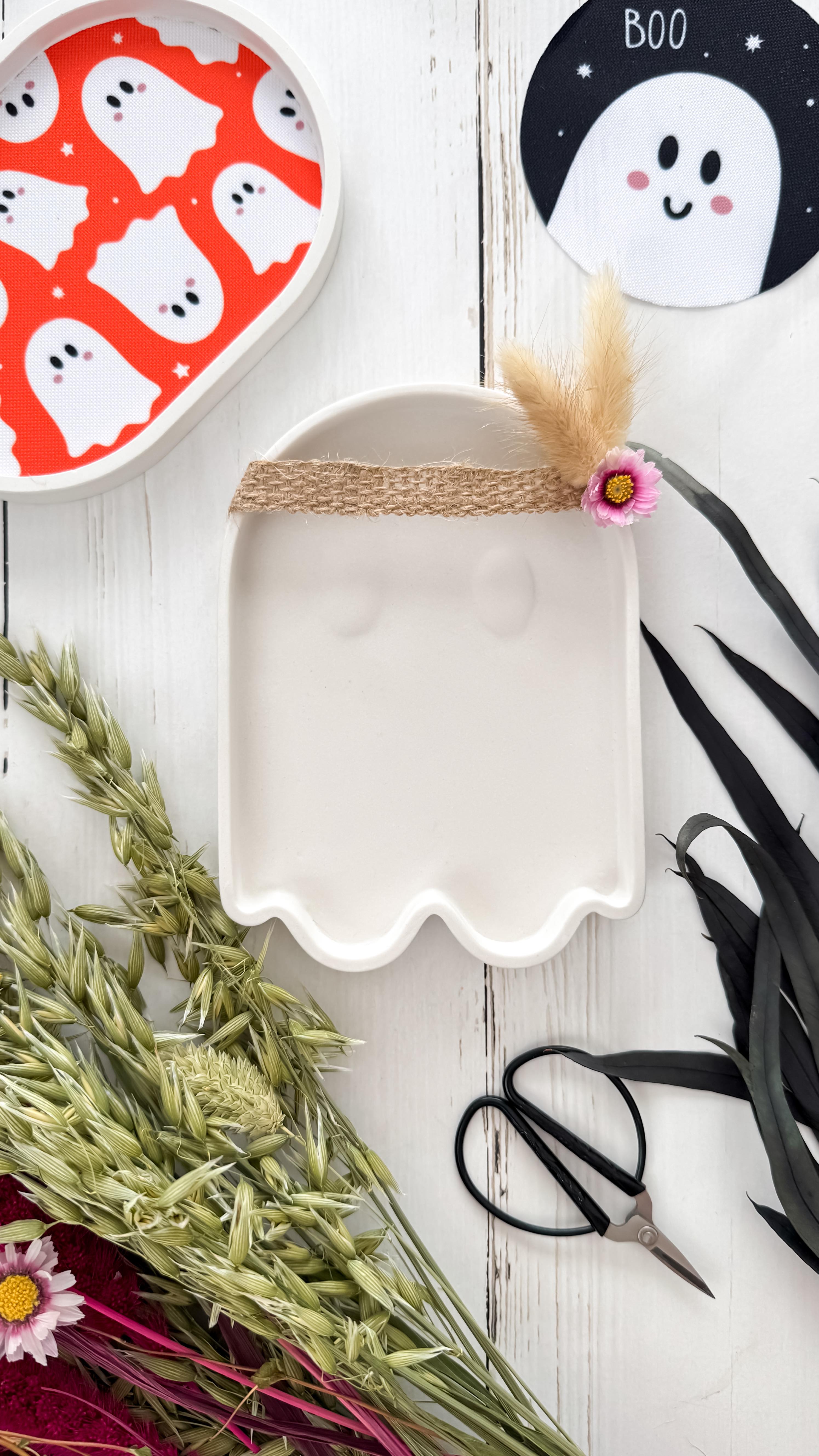 Werbung | Spooky Season 👻
Heute durfte ein kleines Gespenst bei mir einziehen! Gegossen mit Keraflott & verziert mit Liebe 💕
Ich kann ihn mir aber auch in anderen Farben richtig gut vorstellen!
Die Form SF_1348 „Kleines Gespenst“ findet ihr online bei @allesfuerselbermacher 🤍
.
#diy #handmade #keraflott #homedecor #halloween #halloweendecor #diyidee #spookydecor #halloweendeko #selbermachen #geist #gespenst #raysin #silikonform