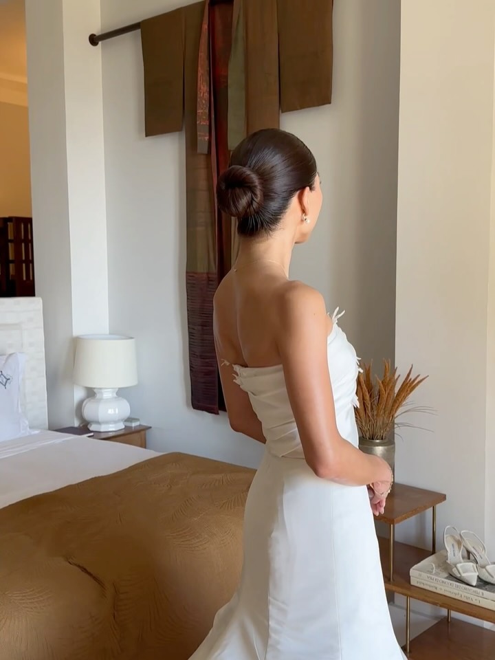 Signature soft neutral tones, a classic low bun, and refined waves ✨
Timeless beauty for your most special day.
#jiyoungyangbeauty #asianbridalmakeup #koreanmakeupartistinparis #bridalhair #frenchwedding