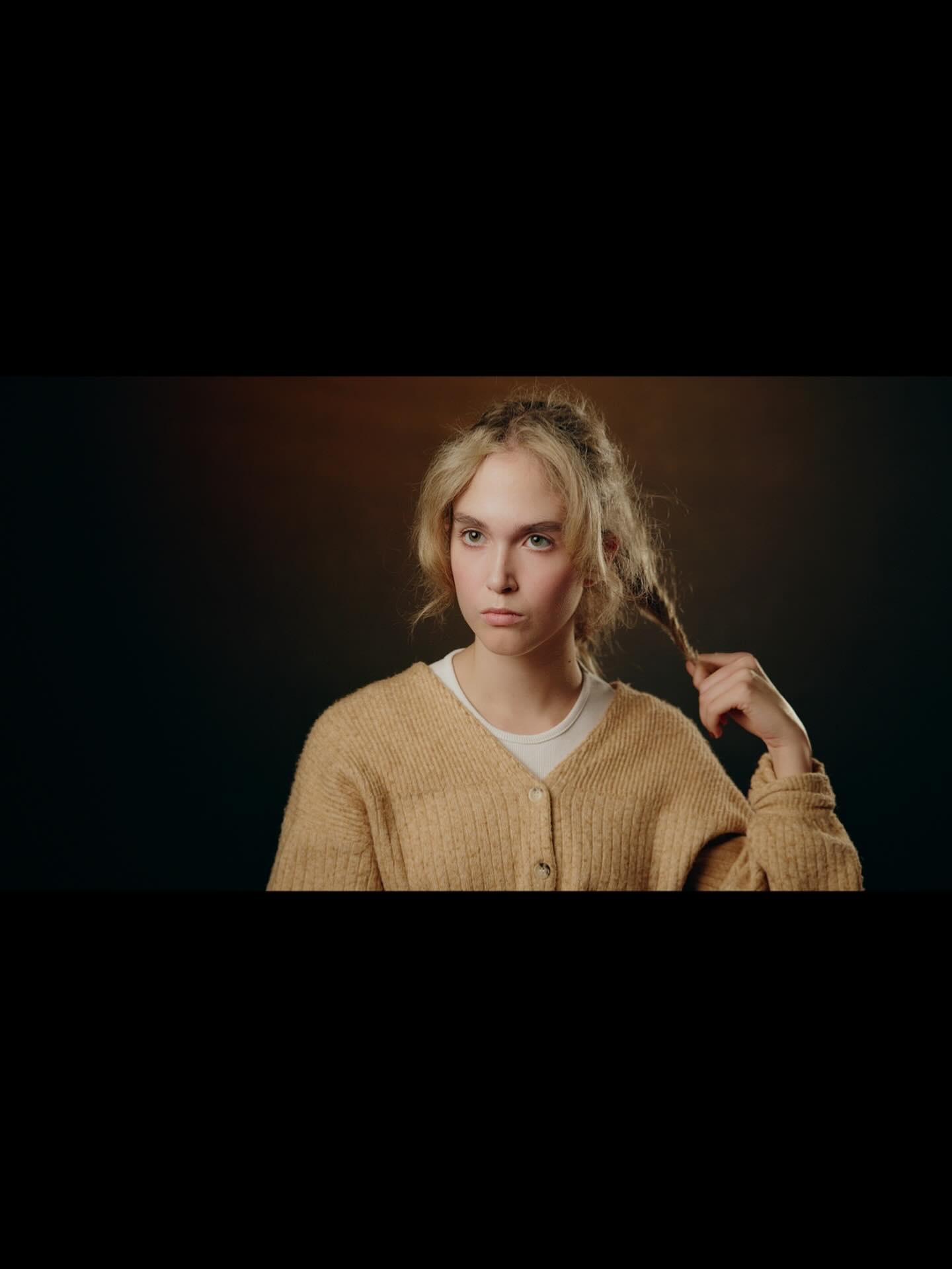 The brilliant @izzyjenkinsonx creeping out the @self_tape_uk studio 👻😱 🎥
#selftape #selftape #selftapeuk #londonselftape #selftapesuccess #selftapestudio #selftaping #selftapetips #acting #actors #actorslife #actress #oncamea #screenacting