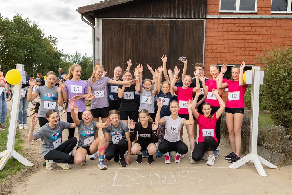 Das war der Kreisvierkampf für Mannschaften & Einzelreiter*innen! 🏊🏼♀️🏃🏼♀️🏇
Auf der Anlage des @stallmarkusfrenz durften wir diese besondere Prüfung in diesem Jahr bei bestem Wetter austragen. Alle Mannschaften haben tolle Leistungen gezeigt! Herzlichen Glückwunsch an alle Teilnehmer*innen 💛