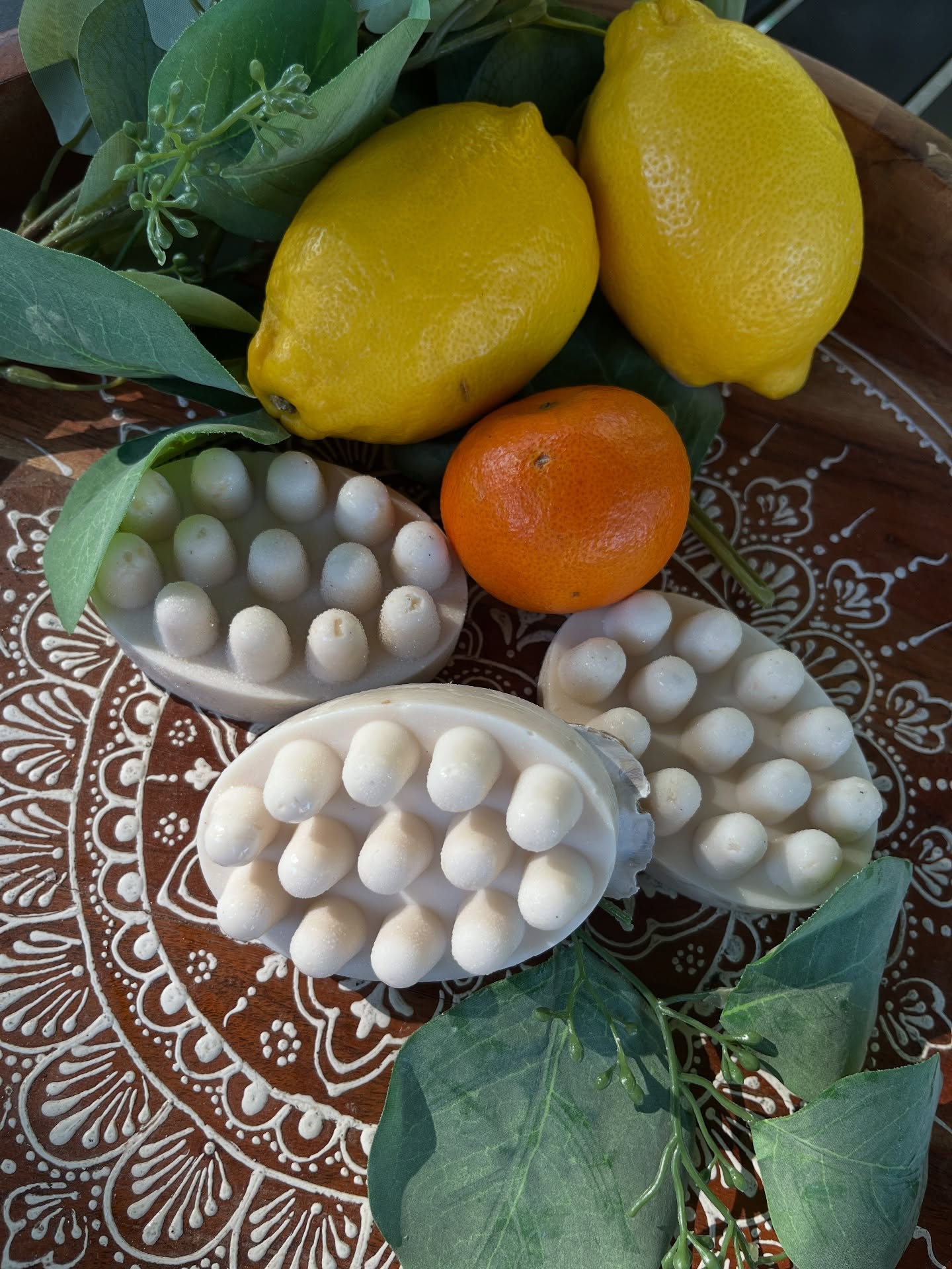 Our massage soaps are more than just beautiful—they’re designed to energize your senses while giving your skin a luxurious, spa-like treatment.
When life gives you lemons… we add patchouli + vanilla! 🍋🌿🍦 Our custom blend of patchouli, citrus, and vanilla makes these massage bars smell absolutely irresistible. Smooth skin + incredible scent = total win.
#SoapWithAttitude #CitrusFresh #GlowGetter
#LuxurySoap #HandmadeWithLove #NaturalBeauty #CitrusFresh #SpaAtHome #SelfCareRitual #soapandhonour