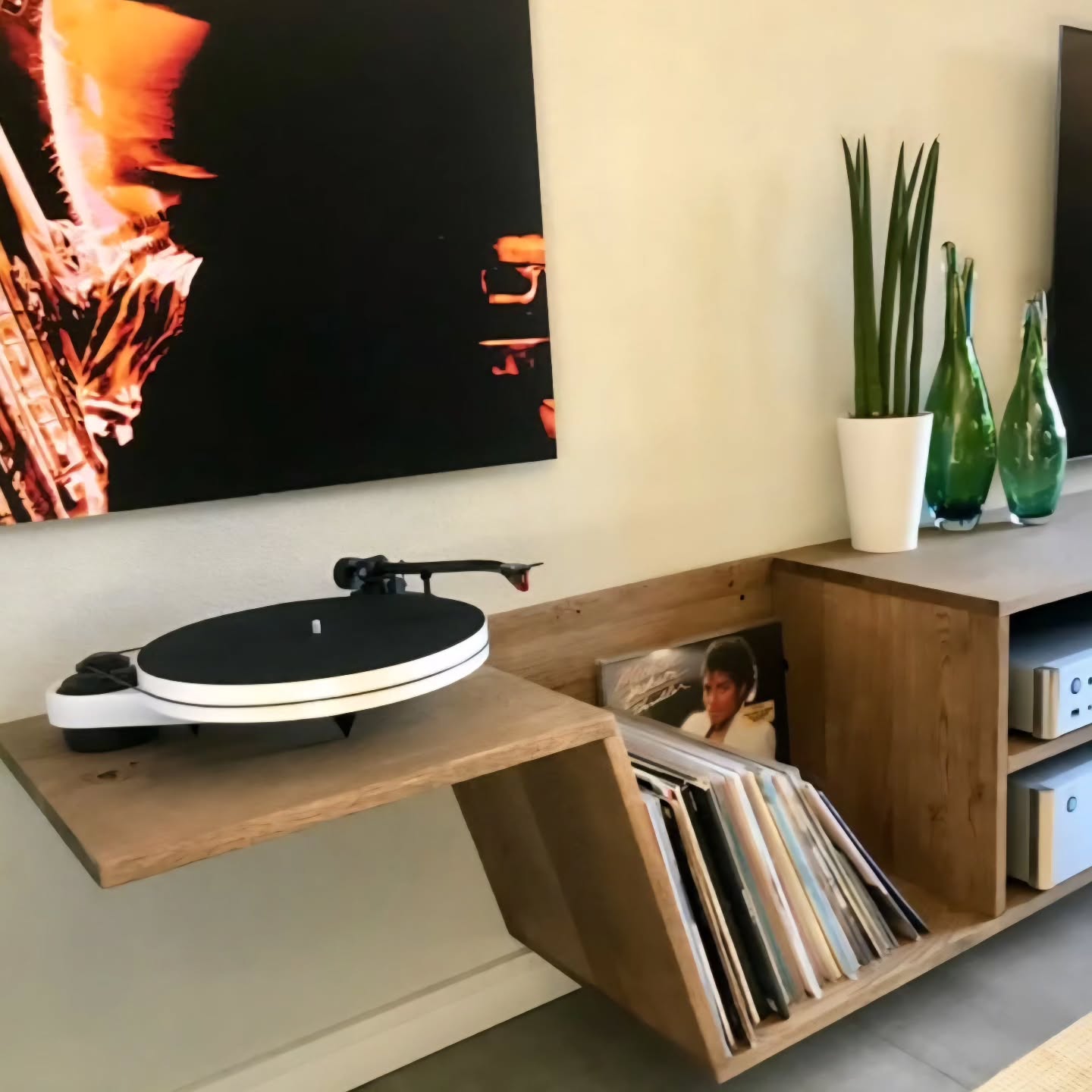🎶✨ Porque ouvir música vai além do som… é experiência, é ambiente, é memória.
Um bom toca-discos pede mais do que agulha e vinil: precisa de um espaço pensado para valorizar cada detalhe.
Móveis sob medida que organizam e protegem sua coleção, enquanto dão o destaque que sua paixão merece.
👉 Deslize e veja como unir estilo, praticidade e o prazer de ouvir uma boa música no lugar certo..
.
.
.
.
.
.
.
#Vinil #Som #Marcenaria #Decoração #Música