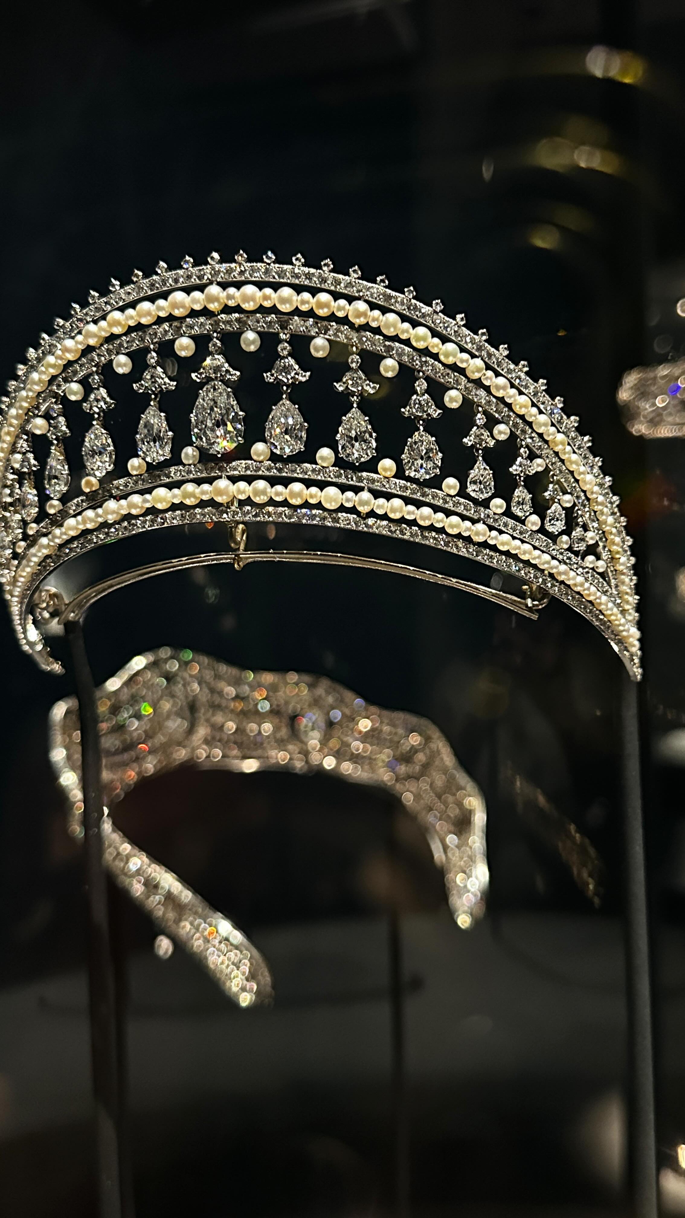 Wow @vamuseum 💎 now that was incredible. More bling to follow soon.
#jewellery #cartier #cartieratthevanda #ilovemyjob #vandamuseumlondon