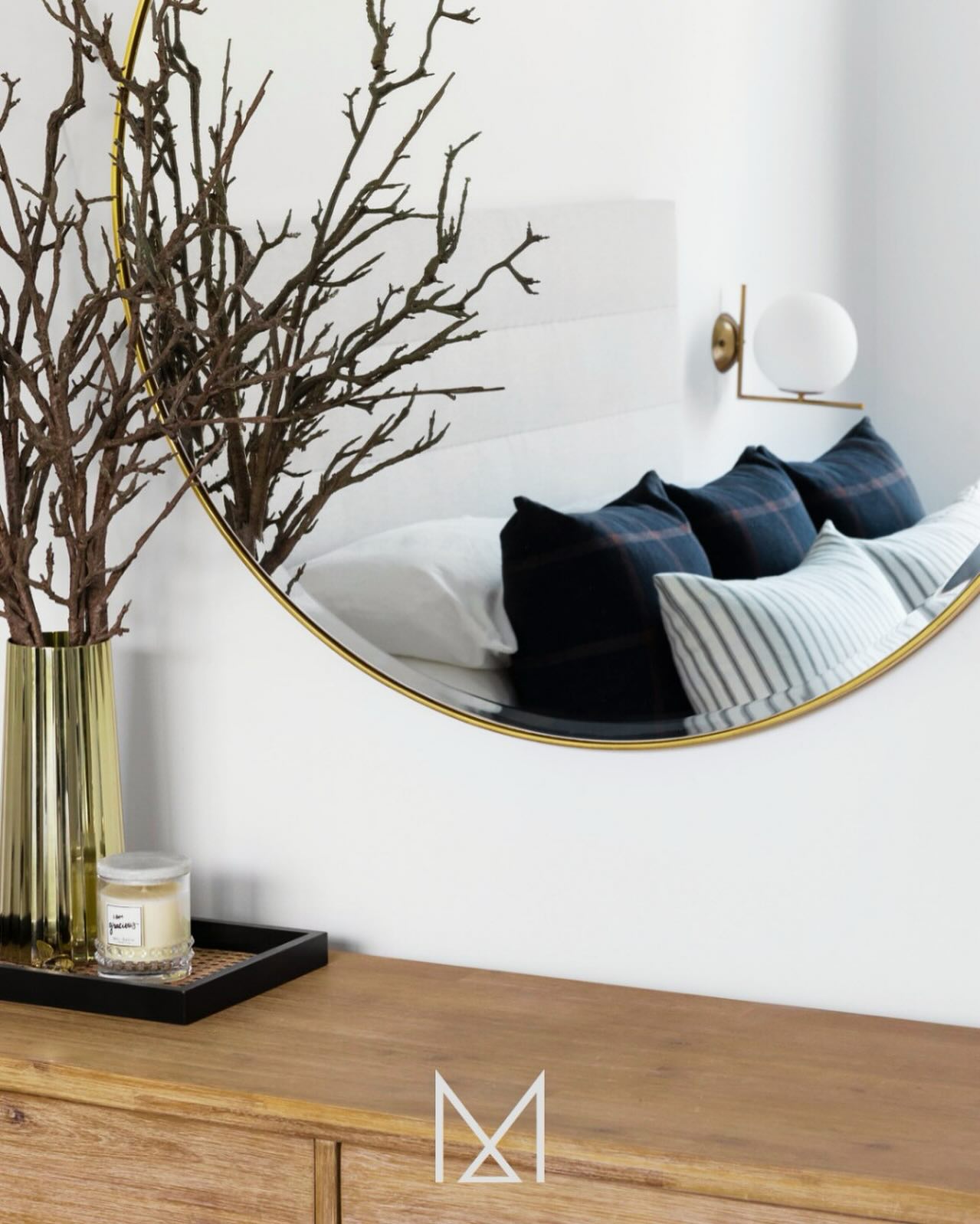 Master bedroom goals ✨ Crisp linens, navy plaids + stripes, with touches of brass and timber for that modern farmhouse charm. 🛏️💙
✨ Dreaming of a home refresh? Let’s chat! ✨
Book a Complimentary Phone Consultation with me, Dani Bartholomeusz and let’s bring your vision to life. 💭🏡
📲 Link in bio to book!
🔎 Curious about our work? Check out our website and recent projects – link in bio!