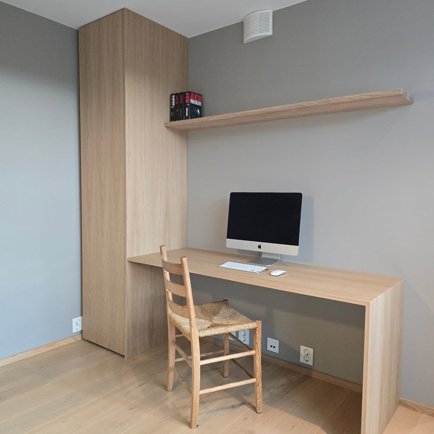 .
Høyskap med skrivebord og hylle.
Laget i eikefiner og heltre eik😊
.
.
.
#innredning #møbler #furniture #woodwork #kontor #eik #oak #home