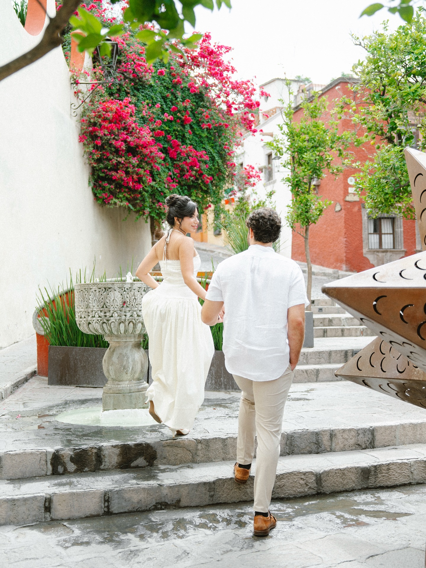 ✨ San Miguel de Allende es un escenario que nunca deja de sorprenderme. Cada rincón está lleno de color, historia y magia… el lugar perfecto para documentar los momentos más importantes en la vida de una pareja. ❤️📸
Mi misión siempre es capturar la esencia de cada historia, con la belleza única que esta ciudad regala. Porque cada boda, cada mirada y cada emoción merecen ser recordadas con el alma.
📍 San Miguel de Allende, un destino ideal para vivir y atesorar tu gran día.
#SanMiguelDeAllende #WeddingPhotographer #SanMiguelWeddings #DestinationWeddingMexico #FotógrafoDeBodas #FotografíaDeBodas #WeddingInspiration #MexicoWedding #SanMiguelBride #SanMiguelLoveStory #Novias2025 #NoviasMexico #ParejasFelices #DestinationWeddingPhotographer #SanMiguelMagic