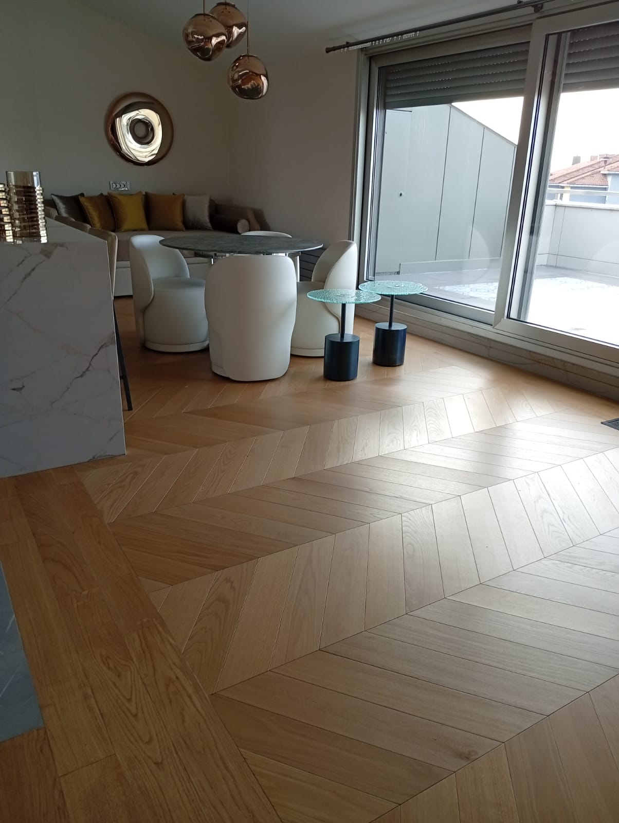 Her adımda doğallığın kusursuz zarafeti… Chevron natural lamine parkenin bordürle uyumu ışıkla birleşerek eşsiz bir armoni yaratır; sıcaklık ve estetik arasında kusursuz bir denge kurar.
Her detayında özen, her dokusunda uyum…
Hüni Parke, yaşam alanınızı zamansız bir incelikle buluşturur.
----
At every step, the flawless elegance of nature… The harmony of Chevron natural engineered wood flooring with its border meets the light, creating a unique symphony; a perfect balance between warmth and aesthetics.
In every detail, refinement. In every touch, harmony… Engineered wood brings timeless sophistication into your living space.
#elevatinginteriors #designwood #interior #hardwood #chevron