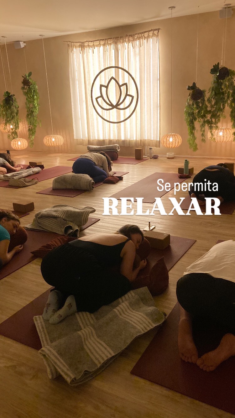 ✨ Quando foi a última vez que você se permitiu apenas se entregar?
Deixar o corpo relaxar…
A mente desacelerar…
E sentir cada respiração restaurando você de dentro para fora.
No @vidyastudio, em Pinheiros, toda sexta-feira às 19h15, te convido para a minha prática de Yoga Restaurativa!
Um momento só seu para soltar tensões, reconectar com o corpo e se renovar. 🌿
Vem experimentar a leveza de um cuidado profundo. 💛