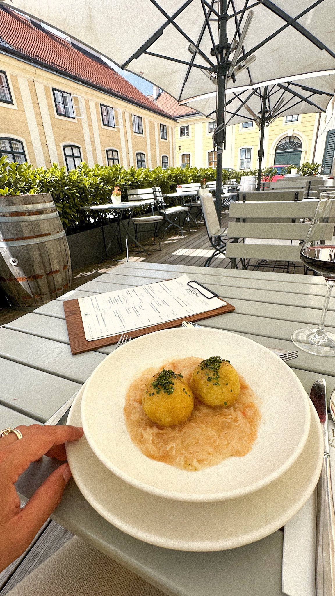 So werden Grammelknöderl schön rund – ganz einfach mit Andis Tipp! 🤗
#SchlossSchönbrunn #Vienna #VisitVienna #VisitSchlossSchönbrunn #kochen
#Joseph2 #Kochtipps #Restaurant #RestaurantWien #Wien #Vienna #FoodGuideVienna #Foodguide #WienerKüche