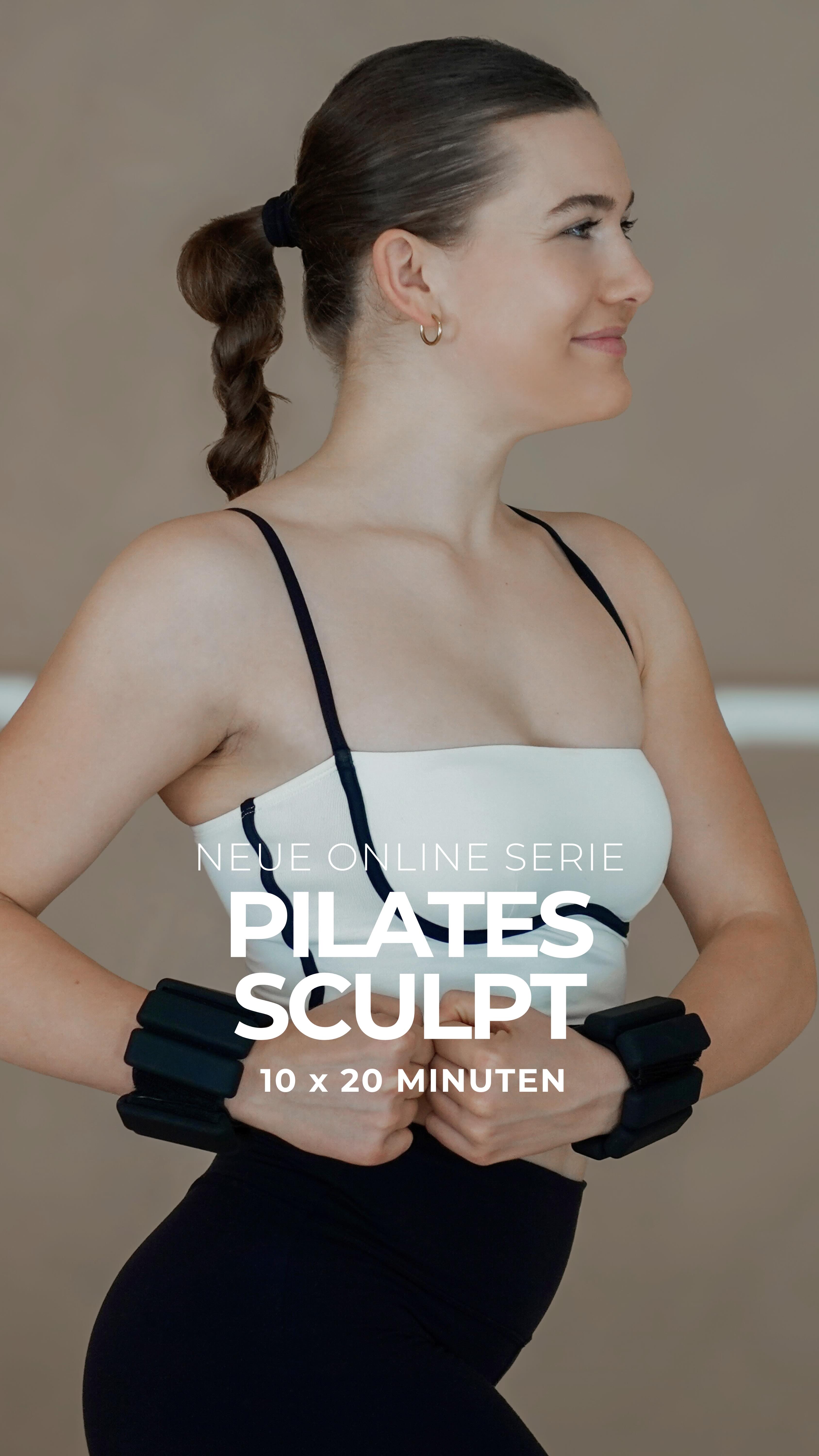 Pilates Sculpt Serie für Zuhause 🤍
Hast du 20 Minuten? Mit Pilates Sculpt entwickelst du mit effektiven Ganzkörper- Workouts deine beste Pilates Form. Jede Einheit zielt auf spezifische Muskelgruppen ab und diese wirst du auch merken – Arme, Beine, Core, Glutes und der Rücken. Bei dieser Serie geht es darum, die Effizienz zu maximieren und ein gutes Gefühl bei deinem Workout zu haben. Entwickle deine Pilates Form!