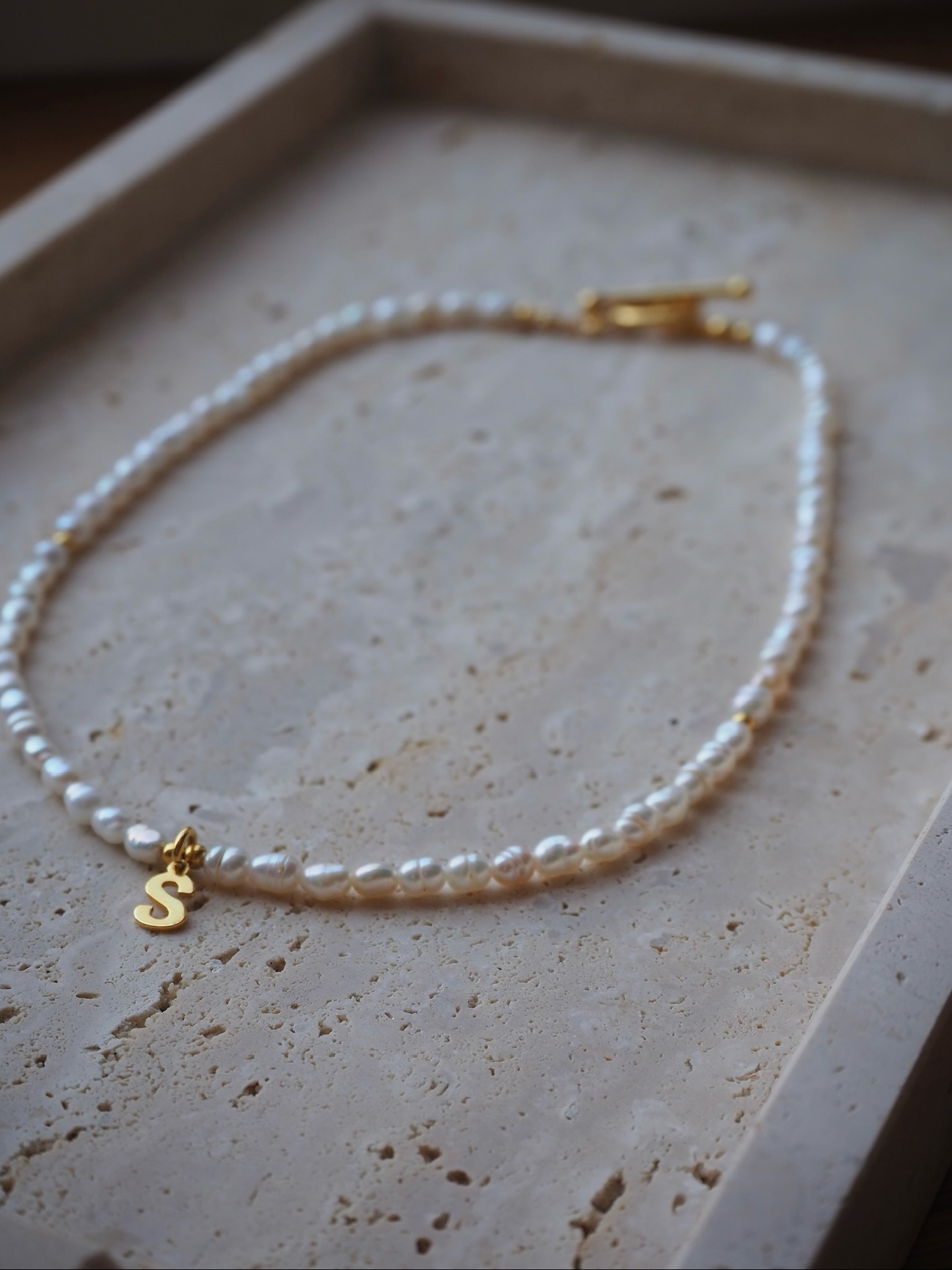 LIESELOTTE 🤍💫🐚
#pearls #necklace #gold #jewelry #perlen #süßwasserperlen #buchstabe #palaani