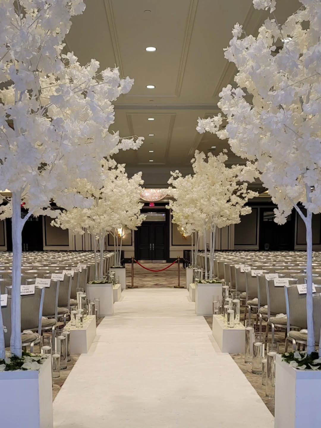 Ready...
#allwhiteeverything #ceremony #weddinginspiration #weddingdetails #weddingflorals