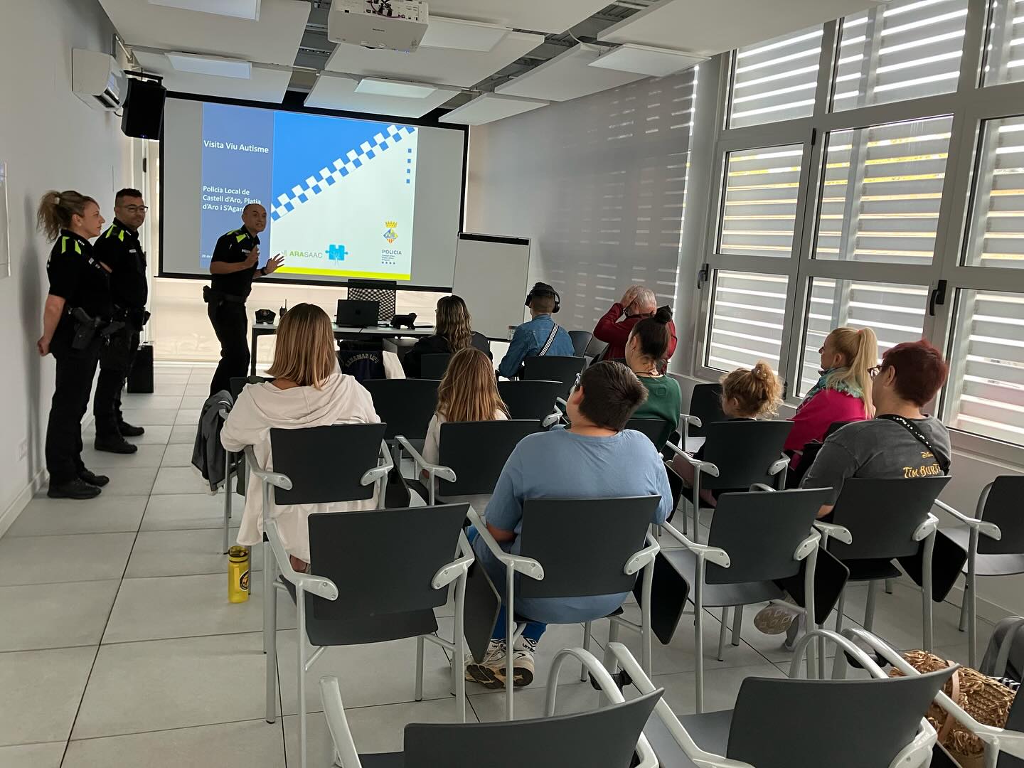 SORTIM EN FAMÍLIA a la policia local de Castell Platja dAro i Sagaró! Gràcies per la rebuda @visitplatjadaro @femplatjadaro @fempobleambtu @policialocal