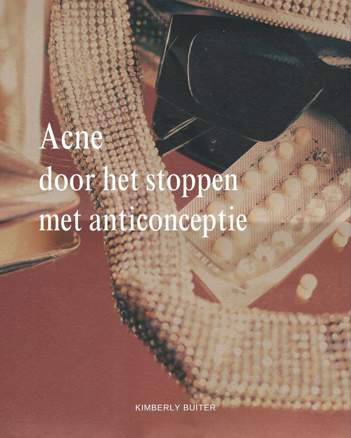 “Ik ben zo bang dat ik weer acne krijg als ik stop met anti conceptie” dat zei ze tegen mij in het consult.
En ze is niet de enige. Dit hoor ik wekelijks in mijn praktijk.
De anti conceptie pil wordt vaak aangeraden tegen acne, maar het neemt de oorzaak van jouw acne niet weg.
Dat de pil de oorzaak niet wegneemt beseffen de meeste vrouwen zich heel goed en ervaren dan ook - logisch!! - de angst om te stoppen.
Maar weet ook: je hoeft geen acne te krijgen wanneer je stopt!
Als je voor het stoppen hebt gewerkt aan je hormoon en darmgezondheid is er een dikke kans dat het niet terug komt of veel milder /tijdelijk.
Laat het dus geen reden zijn om niet te stoppen! Want geloof me je lichaam eigen hormonen voelen - als ze goed werken - zóveel beter dan die vlakke neppe hormonen!
Heb jij wel eens overwogen om te stoppen? En hoe was dat voor je?
Stuur gerust een dm om het met me te delen. En hieronder mag natuurlijk ook 💕