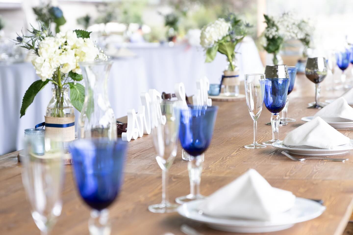 Let’s talk catering- 5 questions to ask your caterer🍴
1. Do you provide servers?
2. Do you accommodate food allergies?
3. What will you do with leftover food?
4. How do plan on presenting the food? Plated or buffet and if buffet, do you decorate around it?
5. How do you handle setup and cleanup?