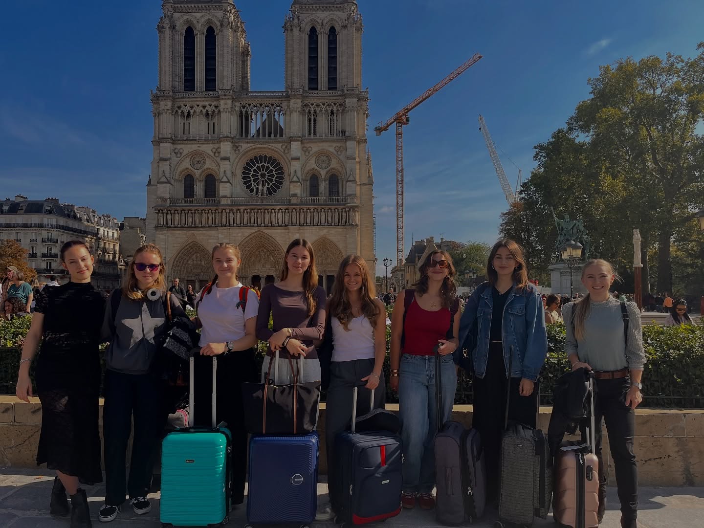 🇫🇷 Díky programu Erasmus+ se studentky francouzského semináře podívaly do Paříže. Zastavily se zde v rámci cesty do Limoges. Dopoledne se podívaly k bazilice Sacré Cœur a prošly si okolní Montmartre. Po obědové pauze pokračovaly k Arc de Triomphe a po Champs-Élysées došly až na Place de la Concorde a k nedalekému muzeu Louvre. Výlet večer zakončily na terase Trocadéro s výhledem na zářící Eiffelovu věž.
#gybon #erasmus+ #français #parisjetaime