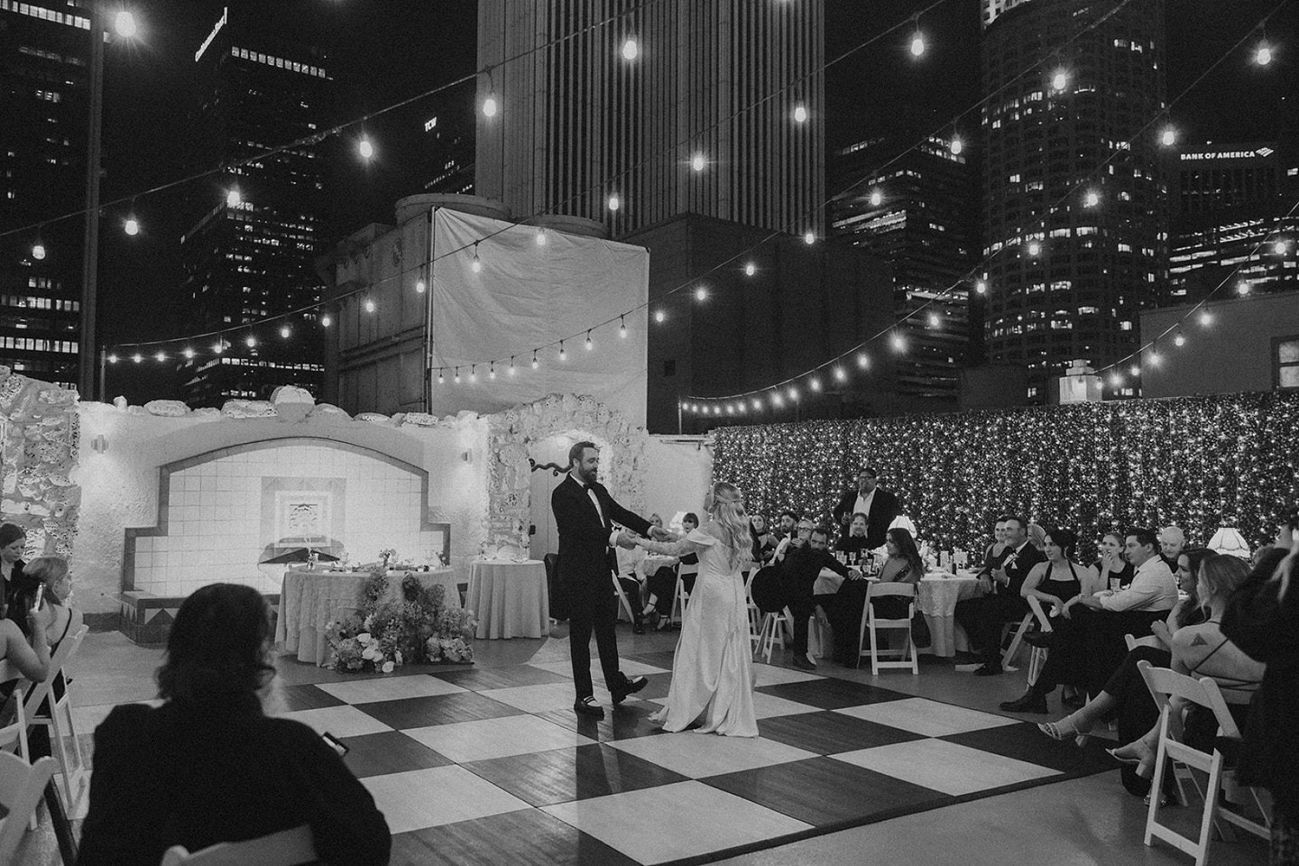 That moment when the whole party pauses so the couple can have their first dance under the downtown skyline 🤍
Photographer: @meggyweggyphotography
Florist: @bitchin.blooms
Planner: @crystalrose.events