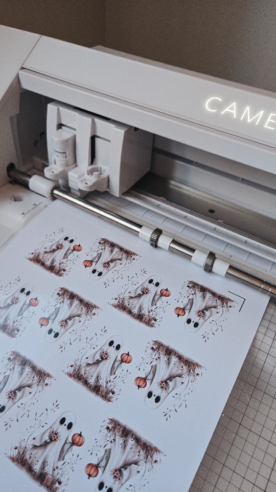 FR | Surprise! ✨️
Pour célébrer la réouverture de la boutique le 4 octobre, chaque commande viendra avec un autocollant gratuit! 💛
Une petite façon de vous dire merci pour votre patience et votre soutien. 🌿
____________
EN | Surprise! ✨️
To celebrate the shop’s reopening on October 4, every order will include a free sticker! 💛
A little way to say thank you for your patience and support. 🌿
#mariescrafting #réouverture #thankyou #gratitude #handmadewithlove #faitmainavecamour #freebie #stickerlove