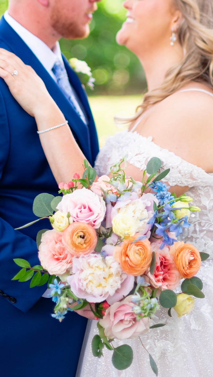 For Haley ✨ The sun came out to dance for this one!
Wood Framed Wall Hanging
Size / 16 x 20
Frame / Natural
Layout / Bouquet
Bouquet by @stephanie_garrettaifd
Cover photo by @photographybygerrianna
#floralpreservation #northcarolinabride #ncwedding #pressedweddingbouquet