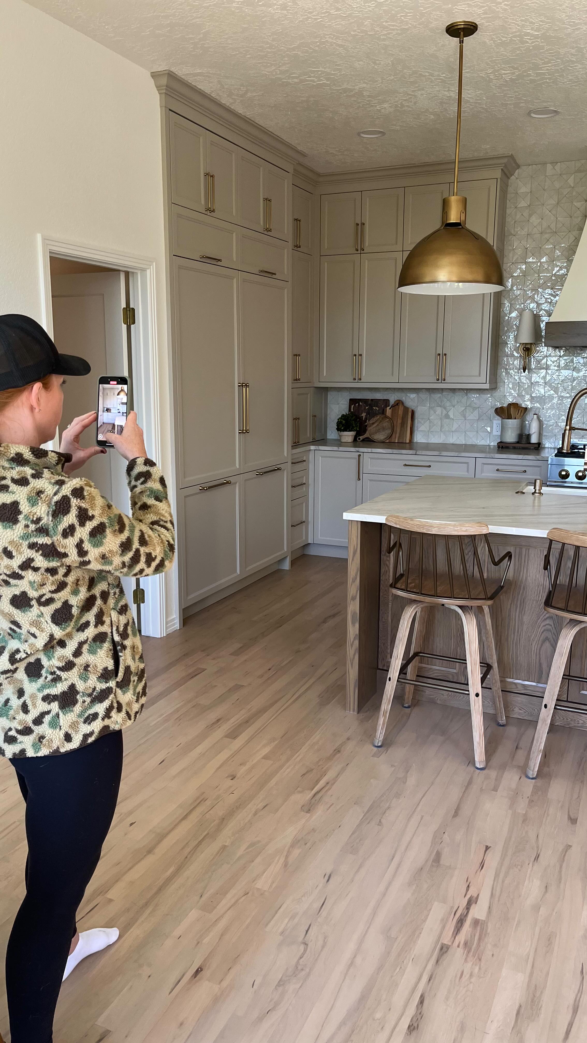A little BTS of our European Cozy photoshoot 🙃 it's not always glamorous (cleaning windows, for example 😂) but it's worth it for the gorgeous photos! We start by cleaning the space thoroughly, then we stage it with some decor. Decor for photos is typically different than everyday decor we create for our clients... I don't know about you but I typically don't have a platter of artichokes out on my counter 😉 we'll be sharing the before and after of these spaces this week, stay tuned for a gorgeous transformation!!
#boiseinteriordesigner #boisegeneralcontractor #boise #boiseremodel #beforeandafter #kitchenremodel #bts