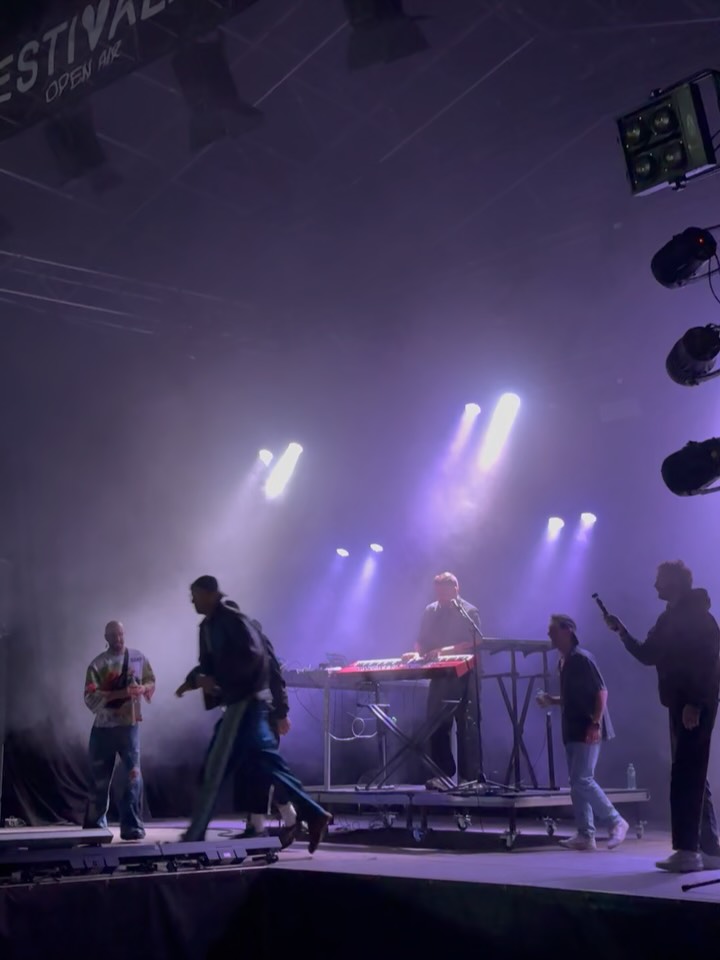 MON PROCHAIN SINGLE “RED LEVEL” SORT CE JEUDI !
Je l’ai joué toute l’année en live, sur toutes mes dates, et j’ai toujours clôturé mes sets avec ce morceau.
Il sera le premier extrait d’un EP qui réunit mes morceaux préférés joués en live cette année.
J’ai trop hâte de vous le partager <3
-
MY NEXT SINGLE “RED LEVEL” DROPS THIS THURSDAY!
I’ve played it live all year long, at every show, and always closed my sets with it.
It will be the first track from an EP featuring my favorite live songs from this year.
Can’t wait to share it with you <3