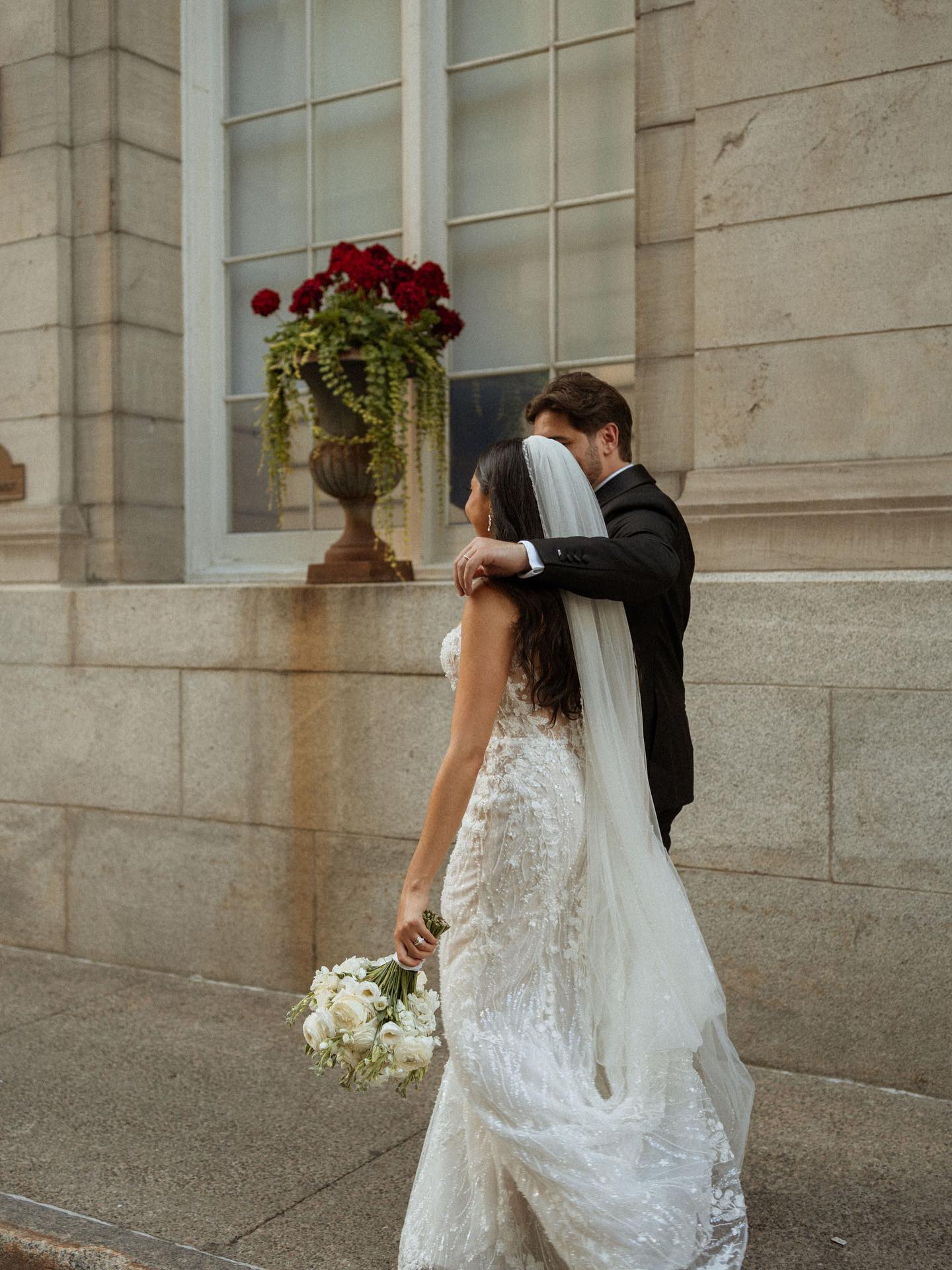 City romance 🤍
Wedding planner : @erikaco.events
Venue : @crewcollectivecafe
Cathering : @traiteur.brera
Florist : @_charlottelefebvre
Photographer : @alessandrajennifer
Rentals : @celebrationsgroup
Oriental dancers : @bellysimas_montreal
Violoniste : @dpicheviolin
Mariés : @sarah_habash @shayne_michael