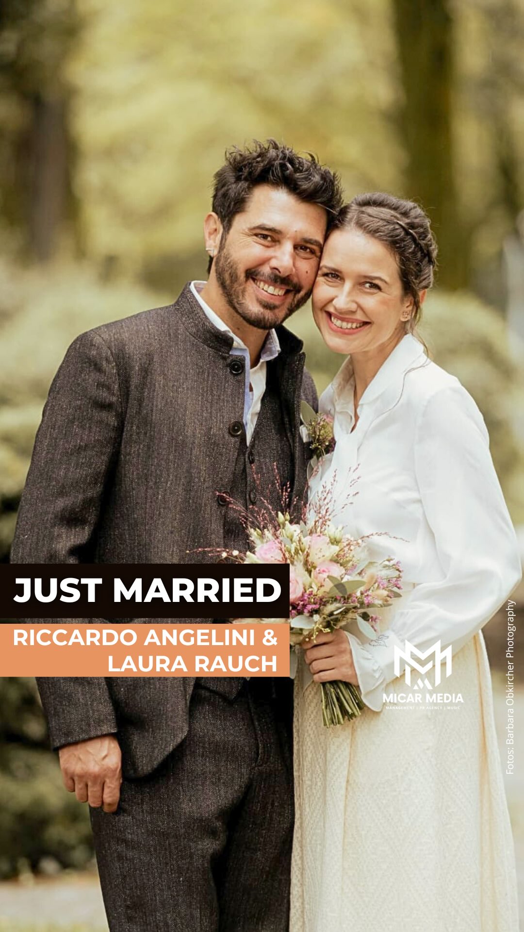 💍 „Ja“ nach dem verflixten 7. Jahr ✨ Große Emotionen: @alleswaszaehlt-Schauspieler Riccardo Angelini hat seine große Liebe, Schauspielerin Laura Rauch, in seiner Heimat Südtirol geheiratet.
Romantik pur in Eppan: Das Paar fuhr im Oldtimer-Lancia vor, trug traditionelle Outfits von Luis Trenker und gab sich das Jawort im Beisein von Familie – inklusive Riccardos 90-jähriger Oma.
Unvergesslich: Der Einzug zum Lied „Una canzone d’amore“ von 883, der Bürgermeister als Standesbeamter – und eine „Superwünsche-Box“, deren Botschaften in den Kosmos geschickt wurden. Ein Moment voller Magie. ✨
Mehr zu @riccardo_angelini_actor & unseren ARTISTS: www.micar-media.com (Link in der Bio.)
📸 Fotos: @barbara.obkircher.photography
#MICARMEDIA #RiccardoAngelini #LauraRauch #Hochzeit #AWZ #AllesWasZählt #SturmDerLiebe #Südtirol #Eppan #LuisTrenker #LoveStory #JustMarried #WeddingVibes #MagicMoment