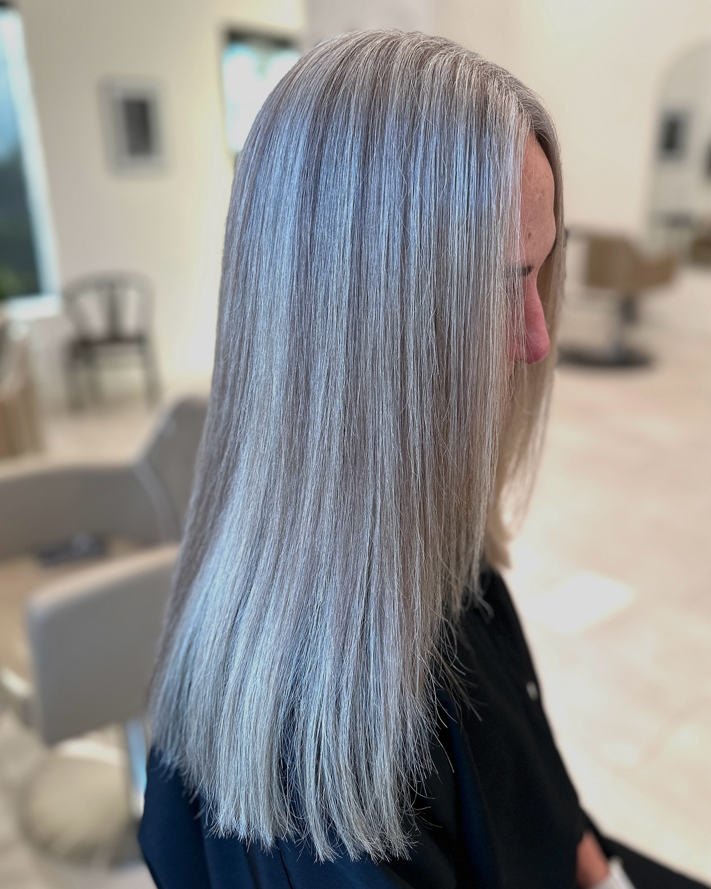 Ice ice baby…
Grey blending using highs and lows // swipe to see the before
What we did:
Custom Transformative Session
Lowlights: shades 7T straight
Highlights: 10vol/20vol
Global Toner: shades 10Na and 10T
Healthy Chop Chop (3-4”)
Bonder: @k18hair
Back Bar + Styling: @innersensepro
Total Time: 6 hours
Stylist: @andrea_thebespokehairco