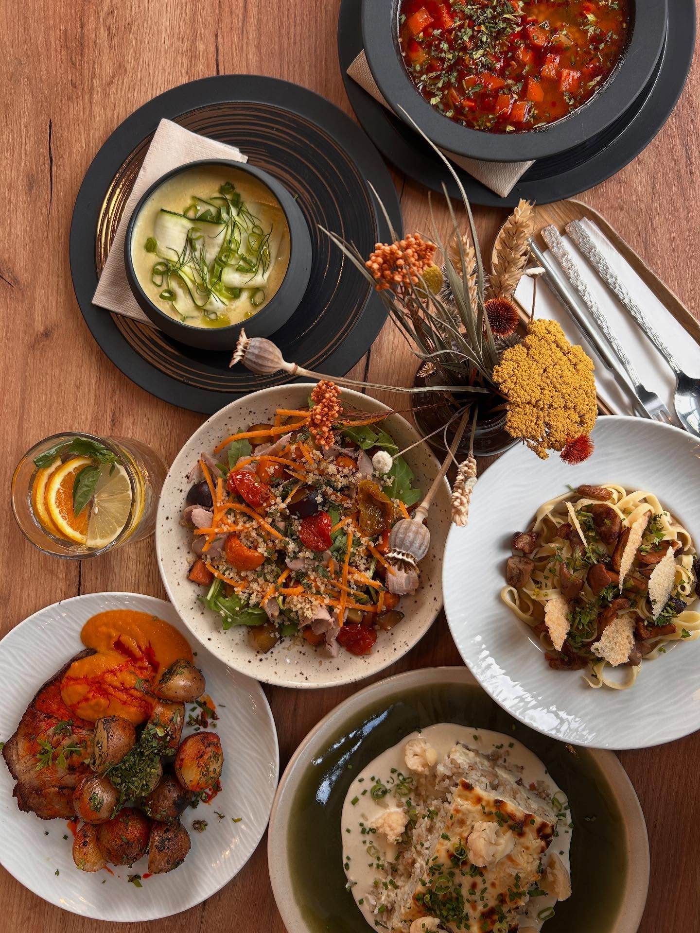 Heti ajánlat (2025.09.29.-2025.10.05.)
Hétfő-péntek 11.30-15.00
Szombat-vasárnap 11.30-17.00 
Sütőtökös quinoa-saláta kacsamellsonkával
Pirított tarhonyaleves
Vajtökleves cukkinisalátával
Erdei gombás tagliatelle ropogós parmezánnal
Rakott karfiol rokfortmártással
Tarjasteak vajas, petrezselymes burgonyával