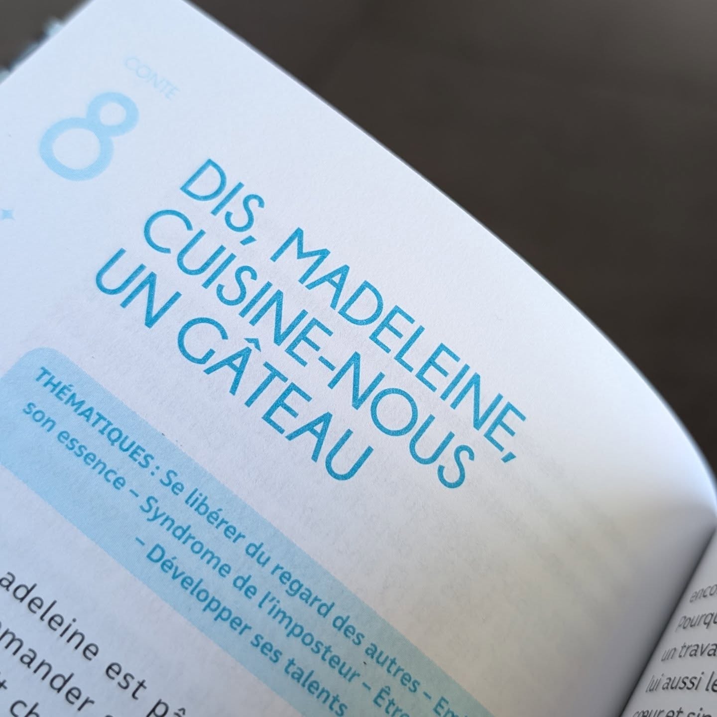 J'ai souvent fait des posts en vous disant de me proposer des prénoms que je pourrais donner aux héros de mes histoires et bien voici le premier prénom choisi pour les histoires de notre dernier livre 16 contes pour briser ses chaînes. L'histoire de Madeleine.
A votre avis, quelle chaîne aura t'elle envie de briser pour être pleinement épanouie dans sa vie ☺️
Merci donc à @madval39 ma tante a qui j'ai voulu rendre hommage avec cette histoire et à sa fille @la_tartosphere qui fabrique de merveilleux gâteau. Mais aussi à valerie et Fred mes cousins qui nous avaient amené cette pavlova délicieuse quand ils sont venus manger chez nous.
Merci à eux de m'avoir inspiré le décor de cette histoire et de faire partie de la vie.
Merci à @emarmelade pour son illustration si bien réalisée.
Et vous qu'a réveillé en vous comme émotions l'histoire de Madeleine ?
#16contesdautohypnosepourbriserseschaines
#auteure #hypnose #Autohypnose #conte
#autrice #syndromedelimposteur #saimer