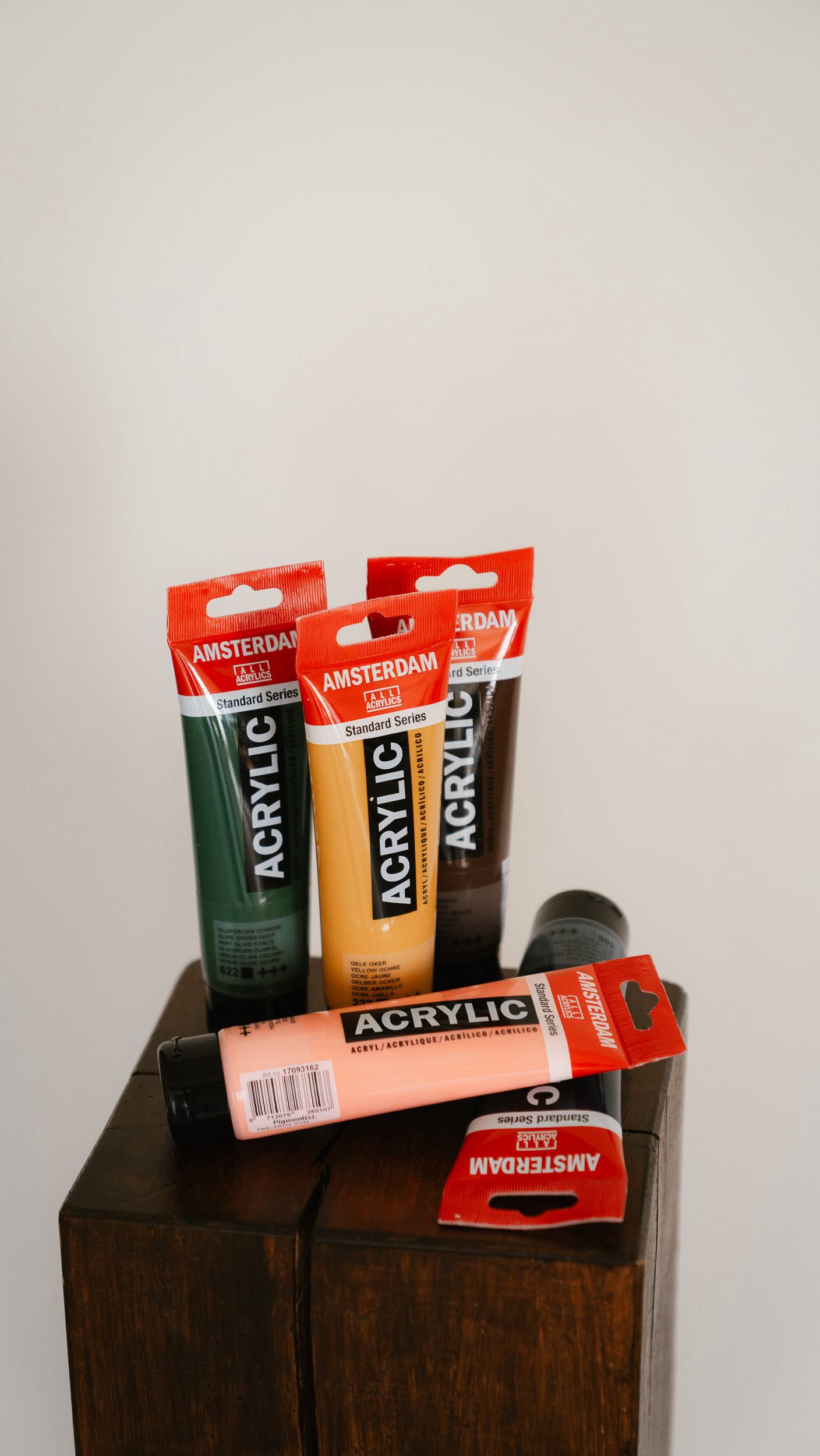 Acryl verwijder je super makkelijk als je het laat opdrogen.
Je bent misschien gewend om je pallet gelijk onder de kraan te houden en te poetsten, maar als de verf droog is gaat het echt super makkelijk! Steek je paletmes eronder en de verf er zo vanaf.
Niet alleen veel makkelijker, maar zo spoel je geen verf meer door de gootsteen. Een stuk beter voor het milieu :-).
Heb jij dit al geprobeerd?
#creatief #tekenen #schilder #sketchjournaling #sketchbook #tip #schildertips