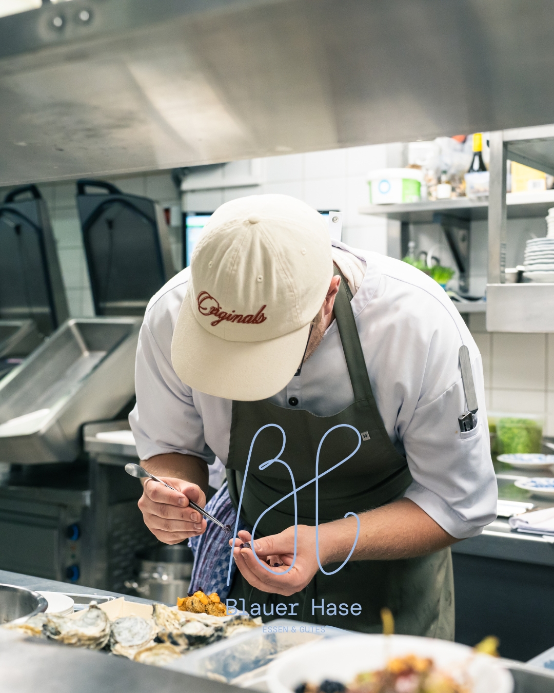 Kitchen hero gesucht!
Jungkoch/köchin (m/w/d)
Wir kochen mit Herz, Verstand und Verantwortung – mit regionalen Produkten, handwerklichem Anspruch und einem Team, das zusammenhält. Als Jungkoch (m/w/d) arbeitest du Seite an Seite mit erfahrenen Kolleg:innen, lernst jeden Tag dazu und bringst gleichzeitig deine eigenen Ideen ein. Bock? 💙🐇