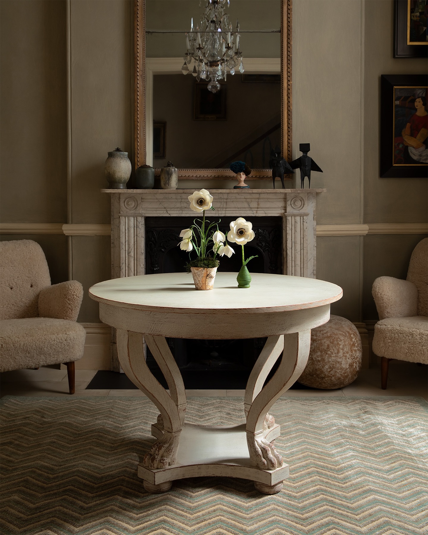 Introducing the new Centre Table with Lion Paw Feet
Inspired by a Swedish antique, this centre table features a round top supported by four cabriole legs with intricately carved lion paw feet. The legs are mounted to a thick shelf that sits upon bun feet.
Perfect for an entry hall, loaded up with books and flowers. The paired back carving and simple form makes it suitable for traditional and contemporary interiors alike.
Photography by @hellosplendid 
#chelseatextilesfurniture #handcrafted #gustavian