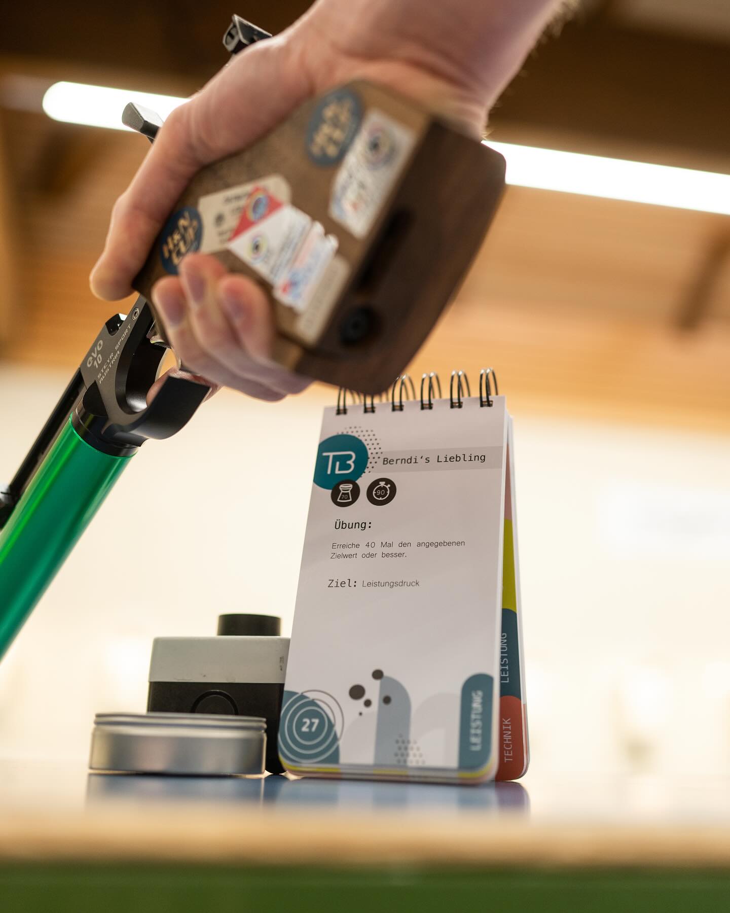 Die neue Saison steht in den Startlöchern - Zeit, das Training zielgerichtet und effektiv zu gestalten. Unser Trainingsbuddy hilft dir dabei und gibt dir einen extra Motivationskick, um deine Ziele in dieser Saison zu erreichen.
.
Markiere jemanden, der auch eine kleine Portion Extramotivation vertragen könnte…
.
Unseren Trainingsbuddy erhältst du nicht nur für Pistole, sondern auch für Gewehr und inzwischen in drei Sprachen 🇩🇪 🇬🇧 🇫🇷.
.
#trainingsbuddy #luftpistole #luftgewehr #sportschiessen #newseason #newgoals #training #trainingsmotivation