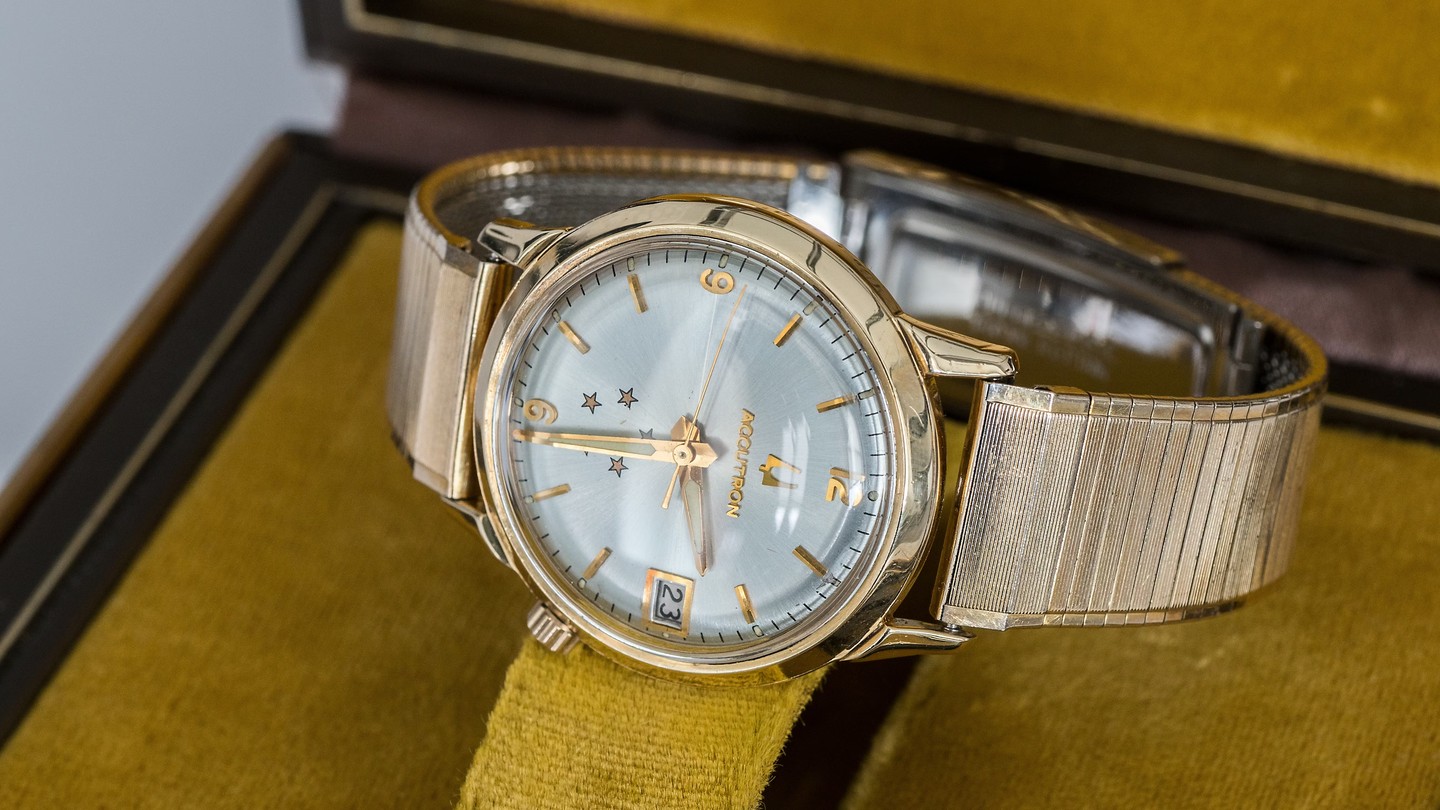 Bulova Accutron personalizado para el General de Cinco Estrellas Omar Bradley. Un reloj único que combina la precisión revolucionaria del diapasón electrónico con grabados conmemorativos de su rango y trayectoria militar. Una pieza histórica que trasciende lo estético para convertirse en símbolo de servicio y reconocimiento.