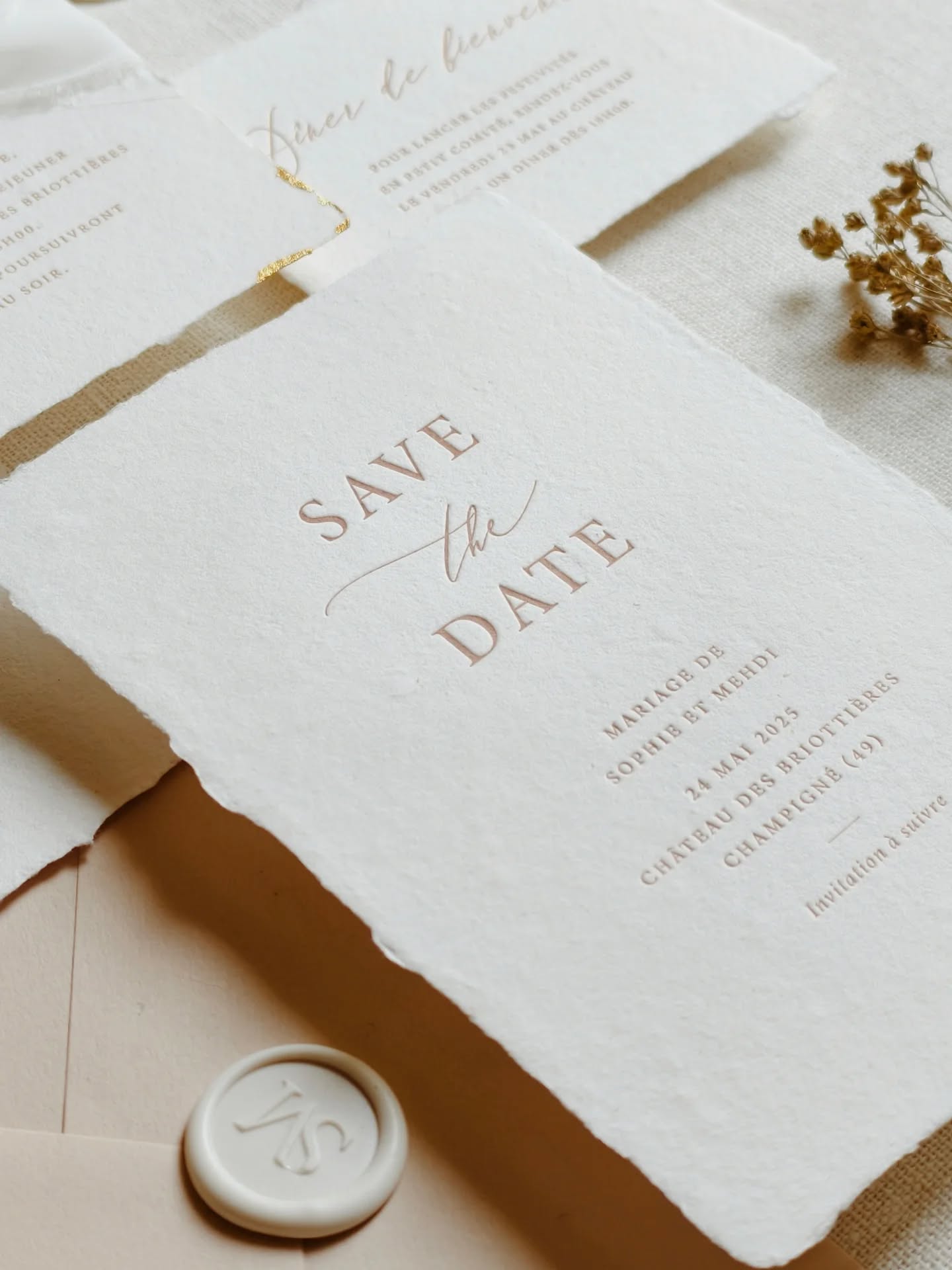 S + M
.
.
.
Impression letterpress réalisée par @la.petite.frappe sur papier artisanal coton lin
.
.
Wedding planner & designer @hhhhourra
.
#papeterieartisanale #papeteriemariage #impressionletterpress #mariage2026 #invitationmariage #fairepartsurmesure #papierartisanal