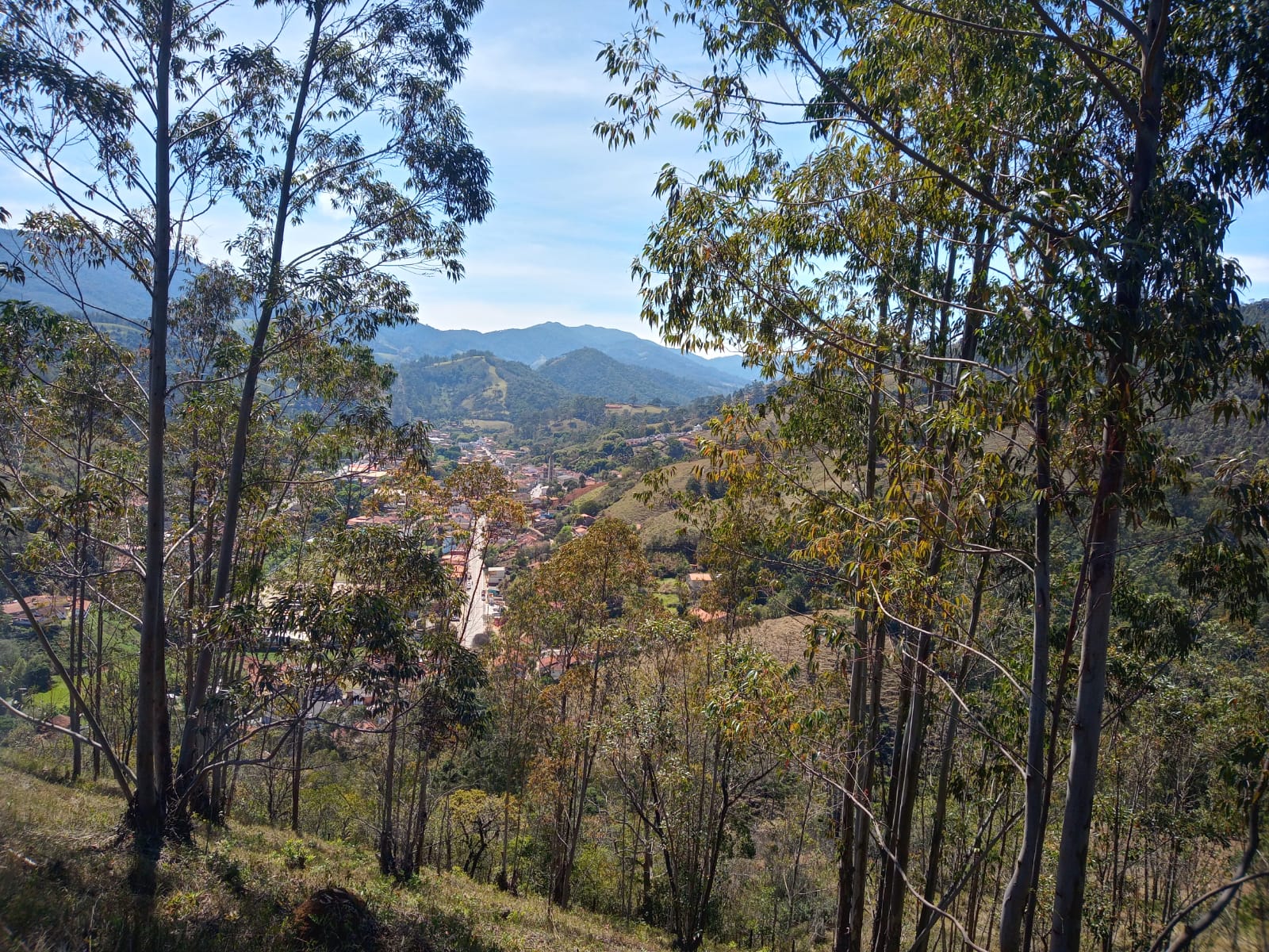 Seu Refúgio de 2,5 Hectares com a Vista Mais Espetacular de Minas!
✨ O Paraíso te Espera na Entrada de Delfim Moreira, MG! ✨
Cansado da rotina? Imagine construir sua chácara dos sonhos neste local simplesmente mágico.
São 2,49 hectares (quase 25.000m²) esperando por você, com acesso super fácil e uma vista panorâmica de tirar o fôlego que nunca será bloqueada.
É a oportunidade perfeita para viver a tranquilidade da Serra da Mantiqueira sem abrir mão da comodidade.
🔑 Agende sua visita e comece a desenhar seu novo futuro!
R$ 150.000,00
#DelfimMoreira #TerrenoEmMinas #Mantiqueira #VistaPanorâmica #ImóveisMG