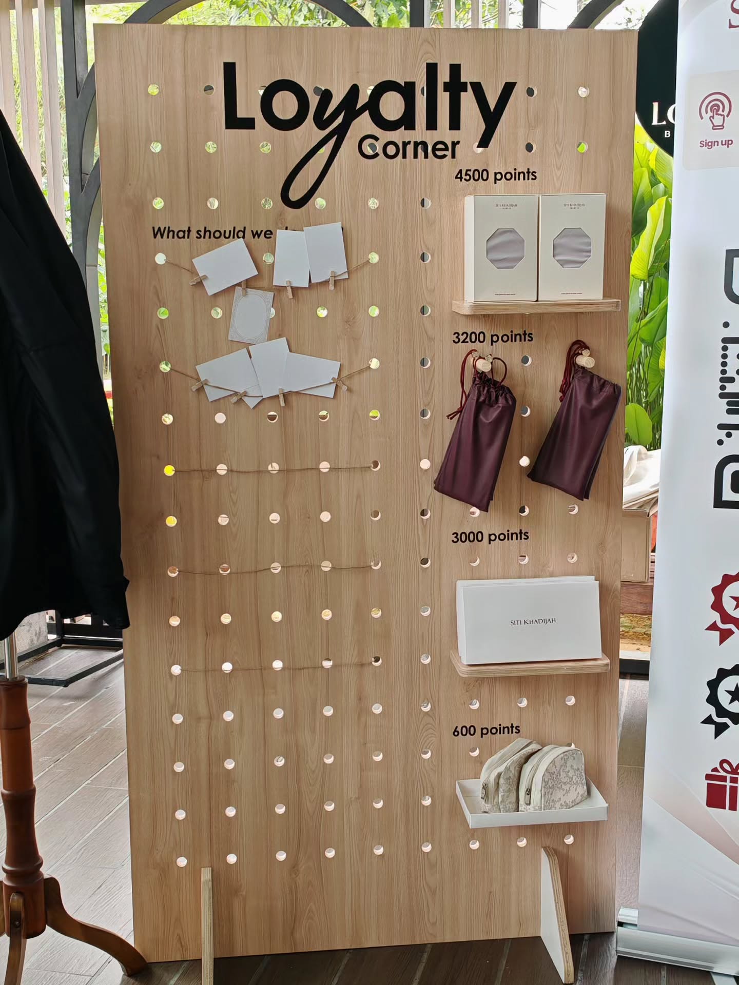 Portable pegboard display size 182cm height x 100cm width, includes 2 legs, 2 shelves and 10 sticks.
Use it for event display or at your retail store as a flexible, movable display solution.
WhatsApp or DM us to purchase.
#pegboardmalaysia #eventdecor #eventdesign #interiordesignmalaysia #storedisplay