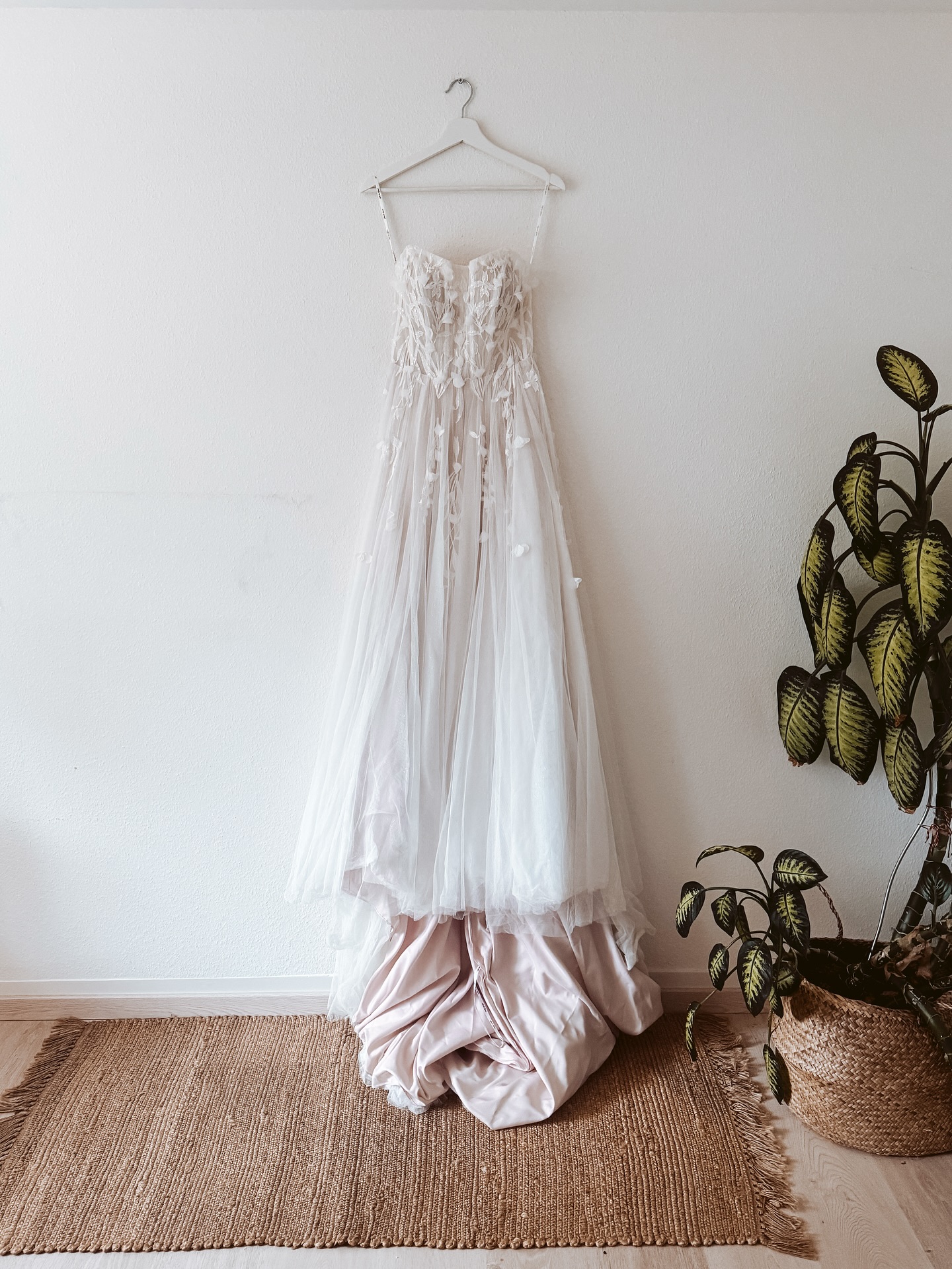 Kleid Marisa 🤍
Grösse 36, 174cm mit Schuhabsatz
A-Linien-Brautkleid in Blush, das zarte Romantik und elegante Leichtigkeit vereint. Das korsettartige Oberteil mit Sweetheart-Ausschnitt ist mit kunstvollen Spitzenstickereien und filigranen 3D-Blüten-Applikationen verziert.
Diese Applikationen ziehen sich sanft auf den voluminösen Tüllrock hinab. Eine Nude-Basis unterstreicht die Details und gibt dem Kleid eine besondere Tiefe.
Eine Reihe zarter Knöpfe am Rücken rundet den Look harmonisch ab.
ready to love me? 🤍 danke Marisa 👰🏻♀️🤍