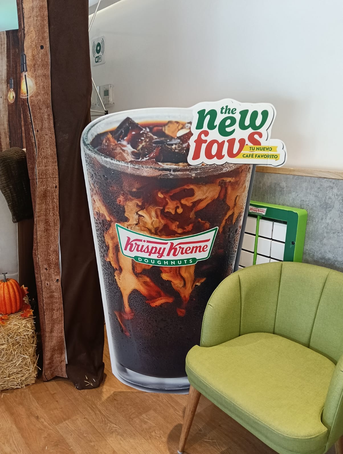 Para celebrar el día del café @krispykrememexico tiene una súper promoción: Del 1 al 3 de octubre, en la compra de cualquier deliciosa dona, llévate por solo $15 pesos, un café americano o un capuchino chico; esta promoción estará disponible en todas las tiendas Krispy Kreme de la República Mexicana, para que nadie se quede sin probar su nuevo y único café