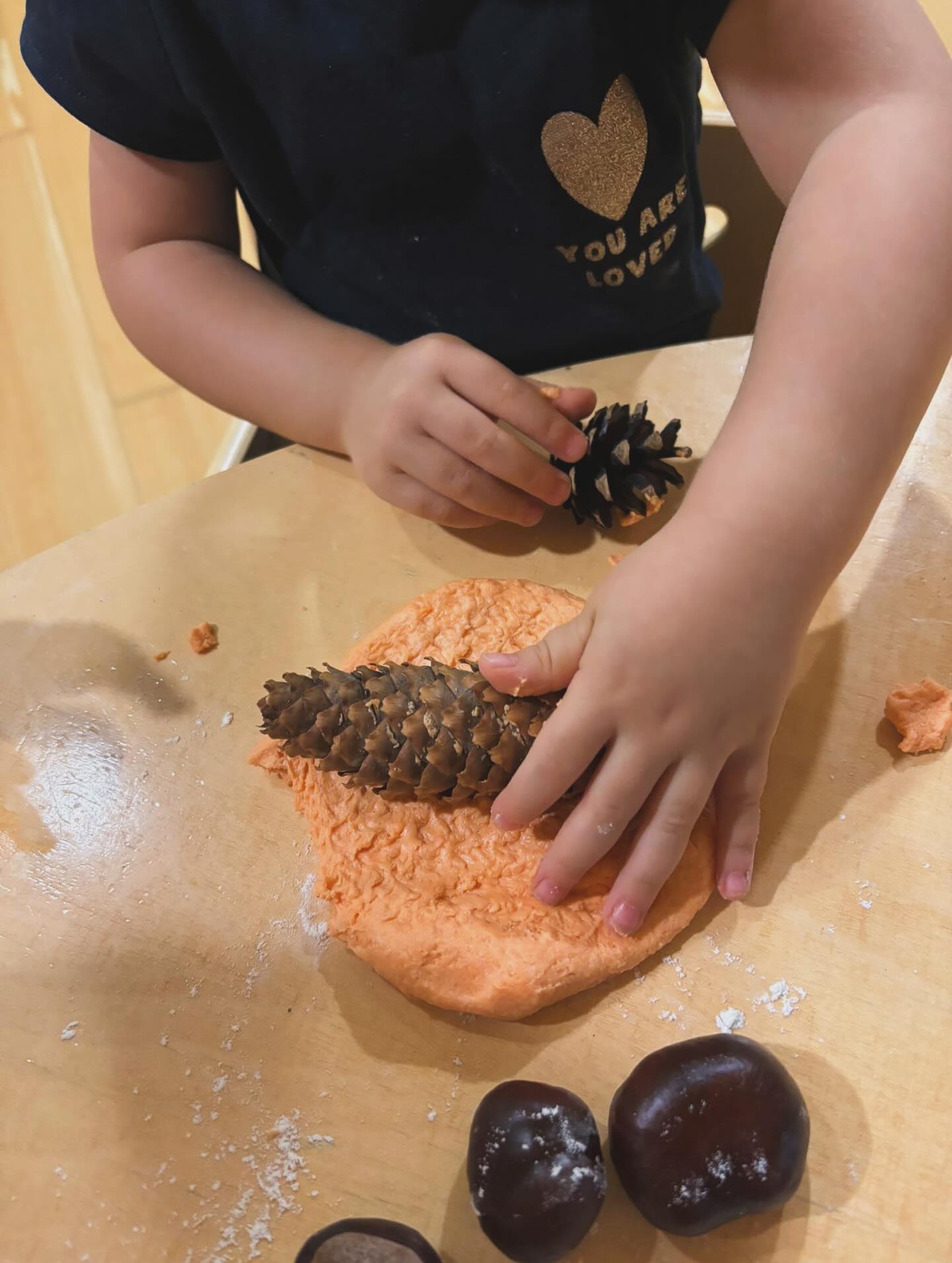 Pigne e castagne 🌰 diventano strumenti di scoperta, gioco e meraviglia!
Un’esperienza che stimola curiosità, tatto e immaginazione.
