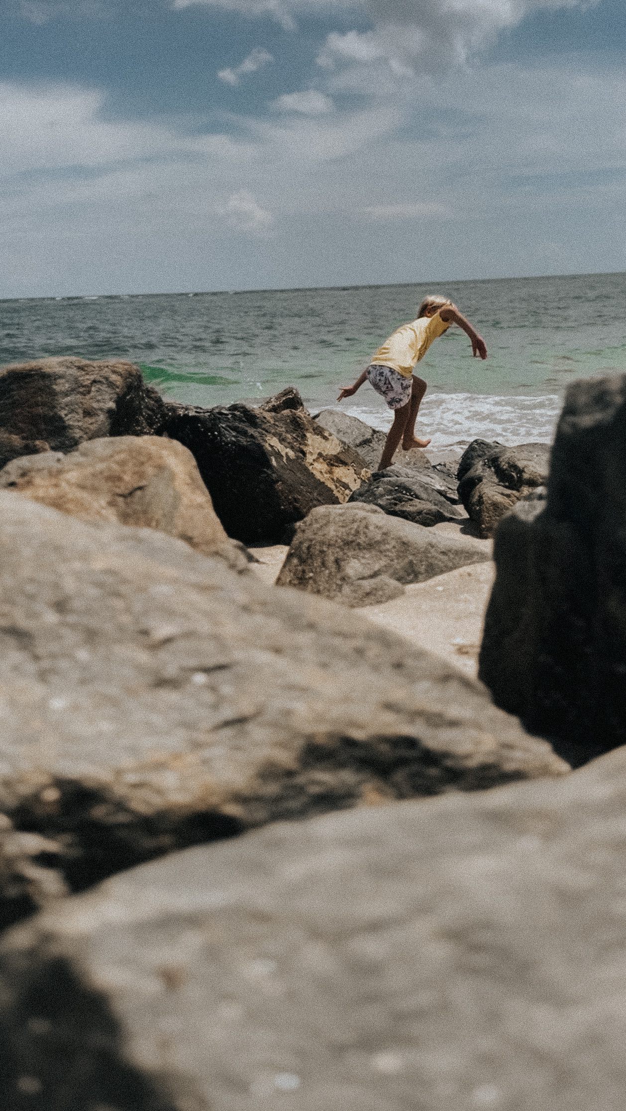 Diving into the process of looking for elements from Lakeworth Lagoon for my next artwork. Please excuse my raspy voice, I’ve been fighting a cold for the past couple days.
.
.
.
.
.
.
.
.
.
.
.
#lakeworth #lakeworthbeach #lakeworthflorida #floridaart #floridaartist #floridaartists #beachart #naturalpigments #naturalpigment #coastaldecor #artforthehome #shellart #coastalart #emergingartist #acrylicpainting #seashellart #seashells #shoreline #coastline #coastlines