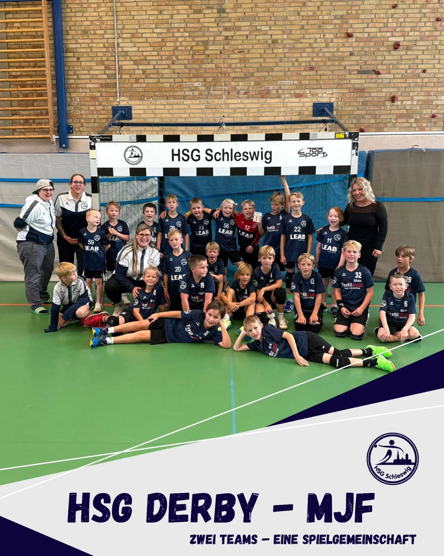 Drittes HSG-Derby der Saison 💙🤍
Nach den vereinsinternen Duellen unserer wE- und wD-Jugenden stand nun auch bei der mF-Jugend das nächste Derby auf dem Programm. Ein weiteres Beispiel für die lebendige Jugendarbeit innerhalb unserer HSG Schleswig.
Für die zweite Mannschaft war es das erste Punktspiel überhaupt. Viele Neulinge und Spieler des jüngeren Jahrgangs liefen voller Vorfreude auf, während die erste Mannschaft als erfahrenes und eingespieltes Team ihre Klasse unter Beweis stellte.
Besonders spannend: Erstmals wurde das neue Spielsystem ausprobiert. Statt wie bisher zweimal im 3-gegen-3, ging es nun über das gesamte Feld mit je einem Torhüter und insgesamt fünf Feldspielern pro Mannschaft. So können sich die Kinder frühzeitig an das richtige Handballspiel gewöhnen und wichtige Erfahrungen sammeln.
In der zweiten Halbzeit durfte die Zweite zudem mit einem Spieler mehr auf dem Feld starten. Dadurch kamen sie besser ins Spiel, erzielten ihre ersten Tore und konnten sich über tolle Erfolgserlebnisse freuen.
Das Ergebnis rückte dabei in den Hintergrund. Die Zweite jubelte über ihre Treffer, die Erste zeigte ihre spielerische Stärke und beide Teams bewiesen, dass Spaß, Teamgeist und Fairplay im Vordergrund stehen.
Am Ende gab es nur Gewinner. Jedes Kind ging mit neuen Erfahrungen, Begeisterung und einem Lächeln vom Feld. Genau so sollen unsere Derbys sein.
#hsgschleswig
#willkommenanderschlei