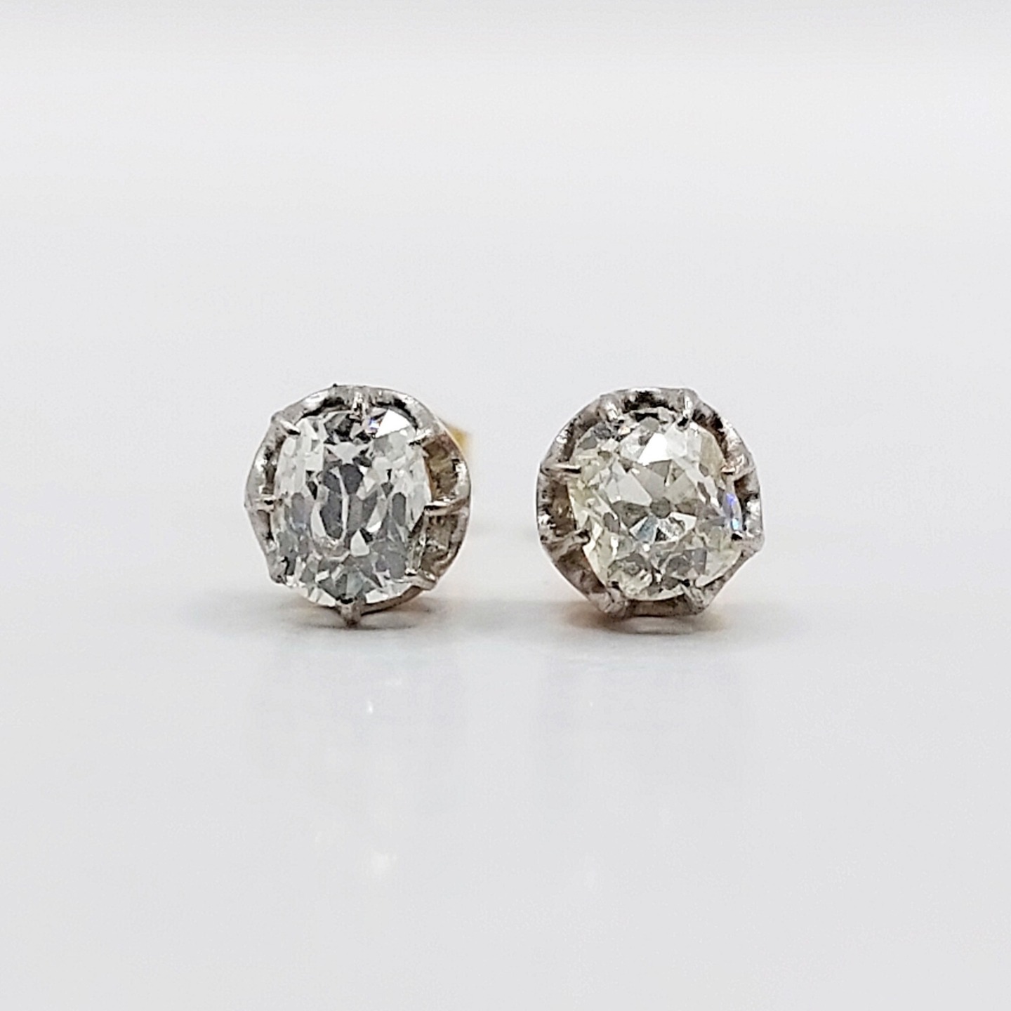 /// Sold /// French Antique stud earrings 18k rose gold and platinum set with 0.70 carats of old mine cut diamonds in prong setting (circa 1900)
PRICE : 1090€
Magnificent French goldsmith work from the 1900s
Diameter: 5.6 x 15 mm
Weight: 1.52 g
Main diamond size: approximately 5.0 x 4.1 x 3 mm and 4.8 x 4.2 x 2.5 mm (estimated at 0.70 carats in total)
Diamond in good overall condition (one tiny scratch visible under a magnifying glass: probably a surface inclusion)
Goldsmith's hallmarks on the clasps
#diamondearrings #oldminecutdiamond #diamondsleepers #diamondleverback #leverbackearrings #leverbackearrings #dormeuses #trempleuse #bouclesdoreilles #bouclesdoreillesdiamant #diamant #diamond #antiquediamondearrings #dormeuse #dormeuses #studearrings #diamondstuds
