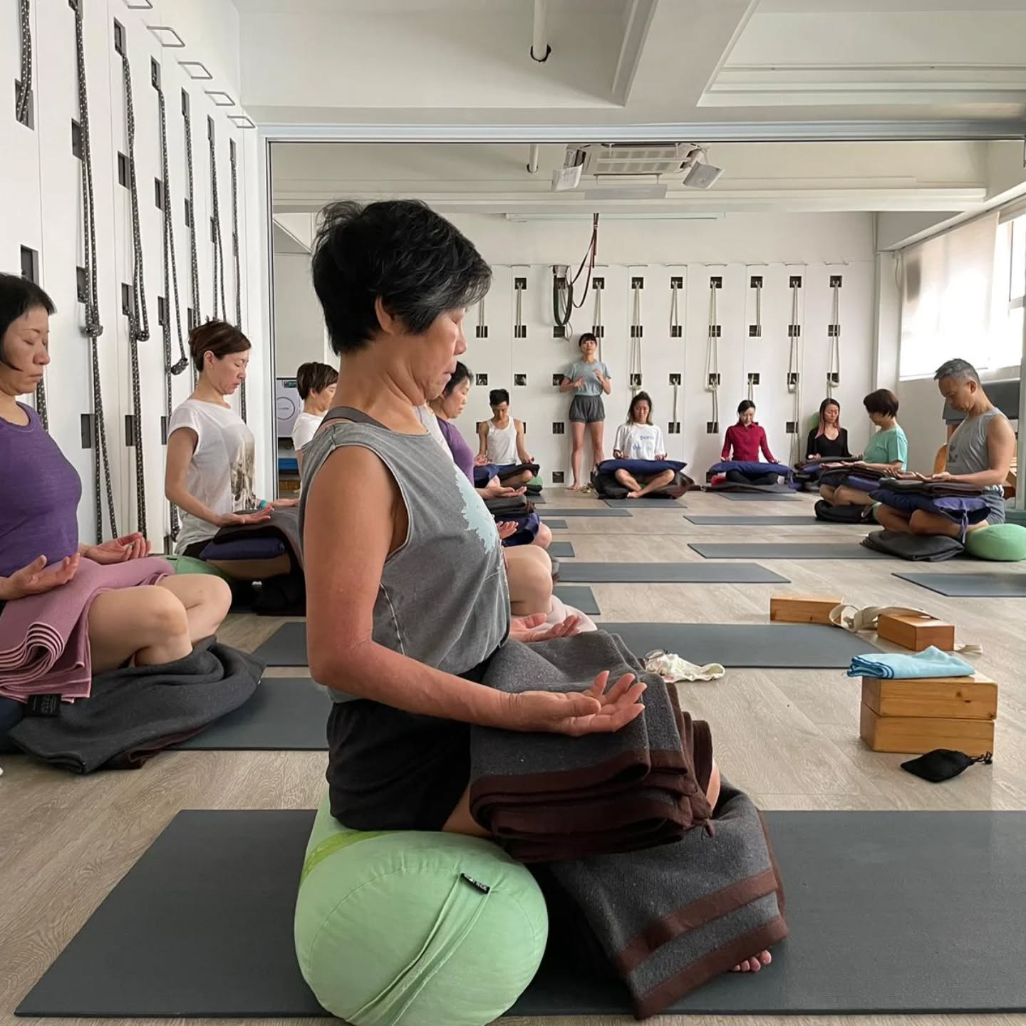 "Developing the ability to sit still and observe the breath requires years of dedicated asana practice to cultivate such awareness." 長時間靜坐並觀察呼吸的能力,是需要多年精準的體式練習,才能培養出的意識和知覺。
#Iyengaryoga #Yoga #QuarryBayYoga #NorthPointYoga #Pranayama #Awareess #Backcare #ImproveCirculation #PostureCorrection #YogaPractice #HealthyBack #HealthyNeck #Grounding #MotherEarth #Holistic #Healing #Mindfulness #艾揚格瑜伽 #足健 #膝痛 #健脊瑜伽 #瑜伽式子 #矯正不良姿勢 #改善血液循環 #瑜伽呼吸法 #意識覺察 #意識覺醒 #静觀